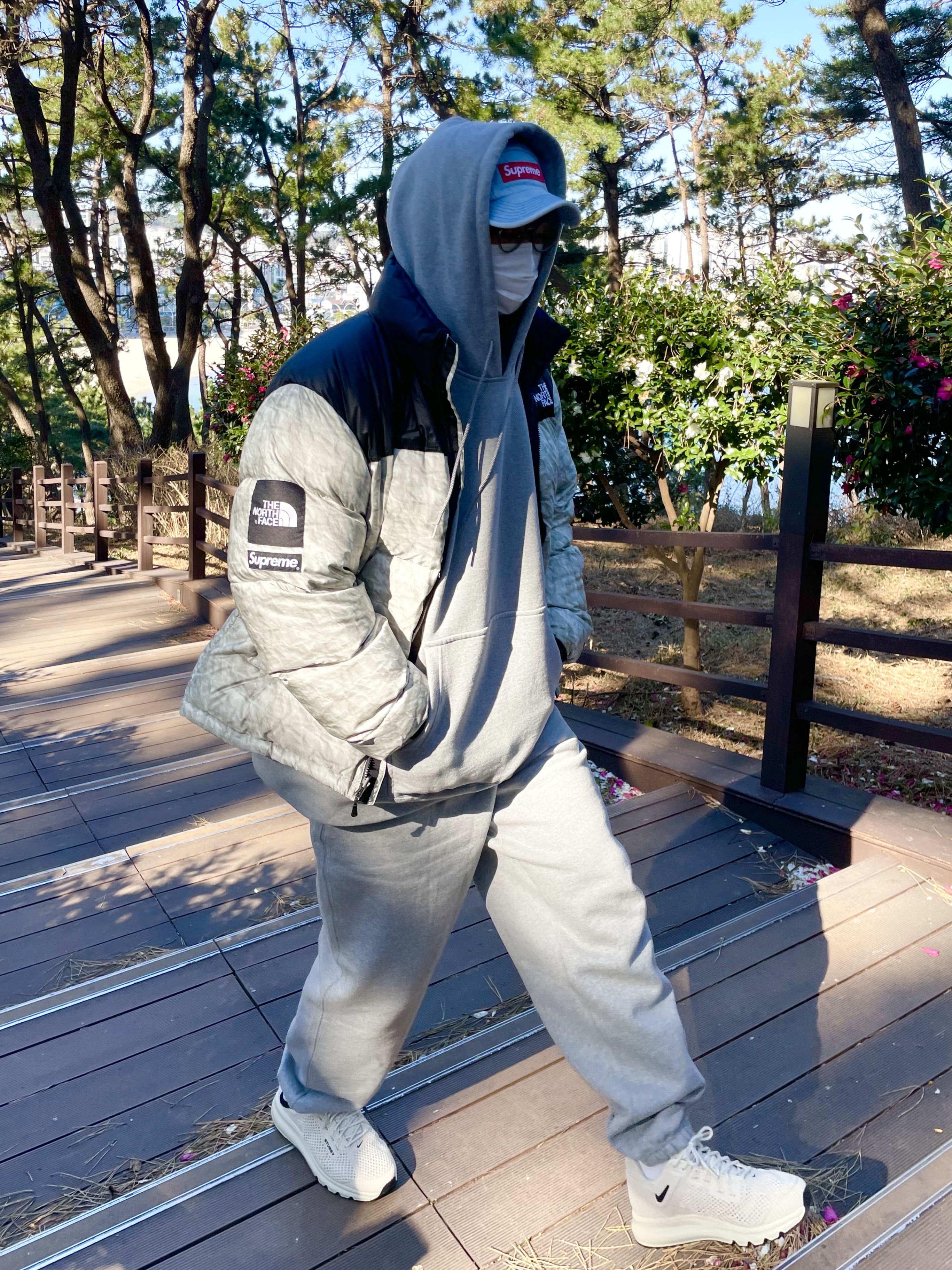 Nike x Stussy Air Max 2013 Fossil, Supreme x The North Face Paper Print Nuptse Jacket - 19FW 착용 스타일