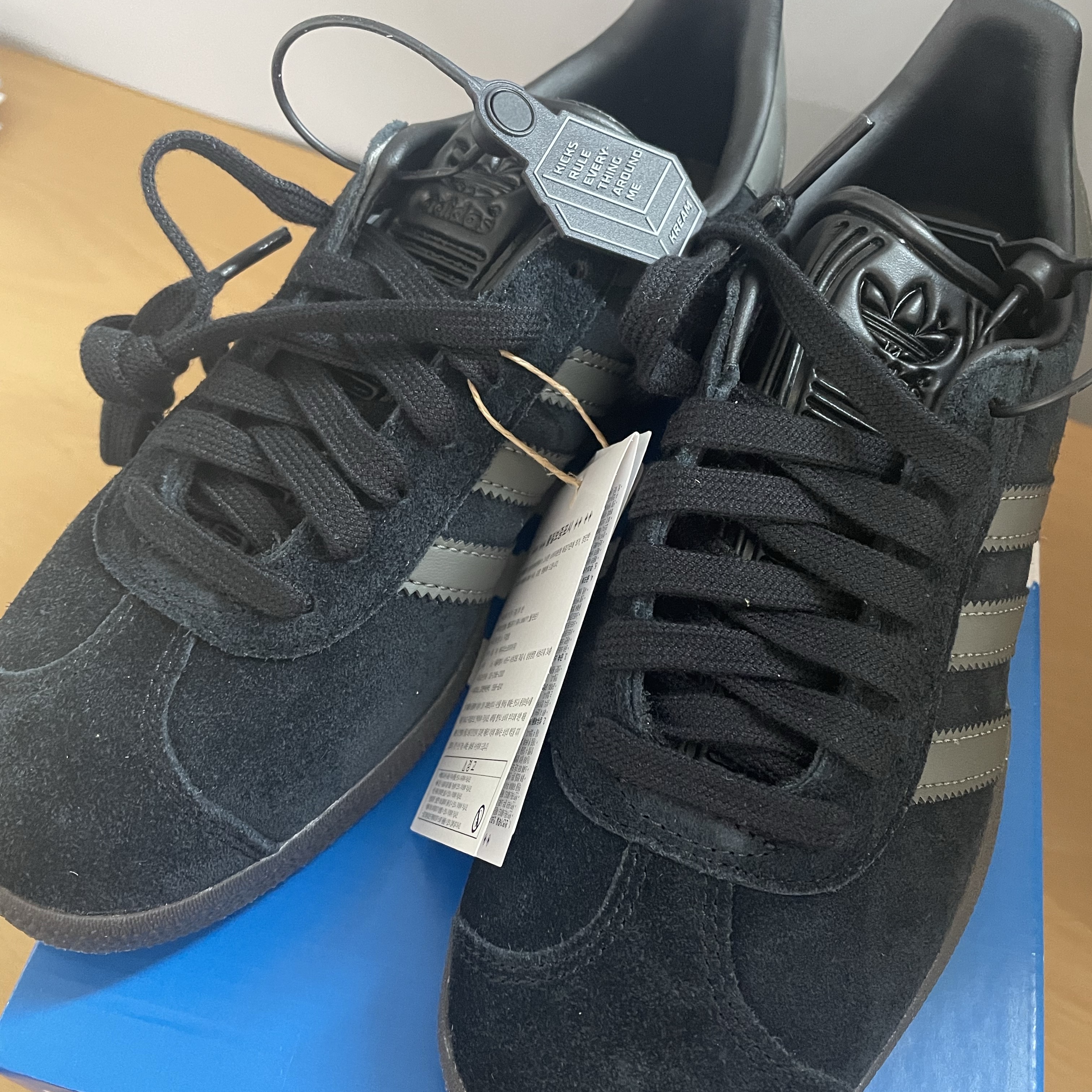 Adidas Gazelle Core Black Gold Metallic Gum 착용 스타일