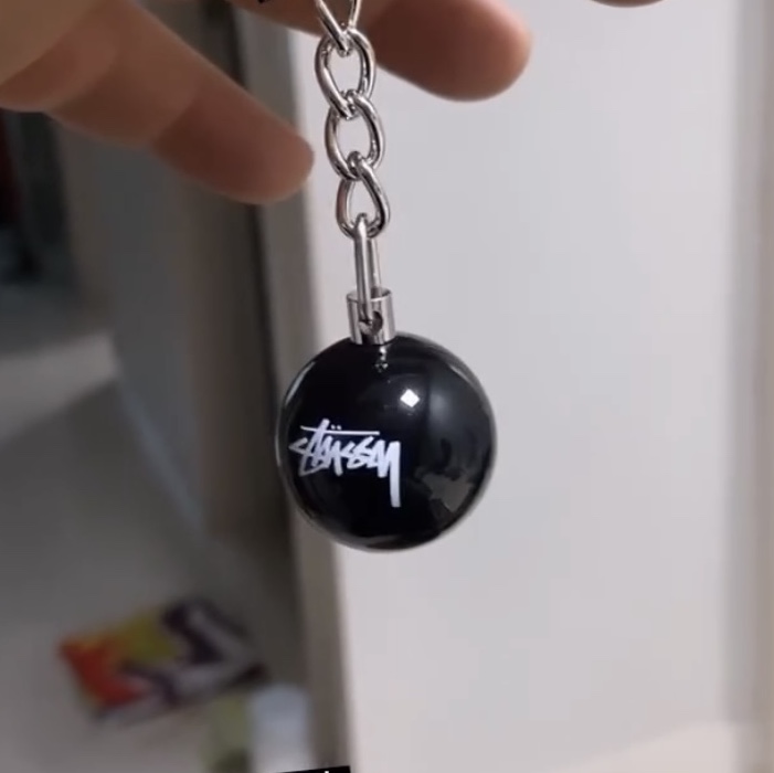 Stussy 8 Ball Keychain Black 착용 스타일