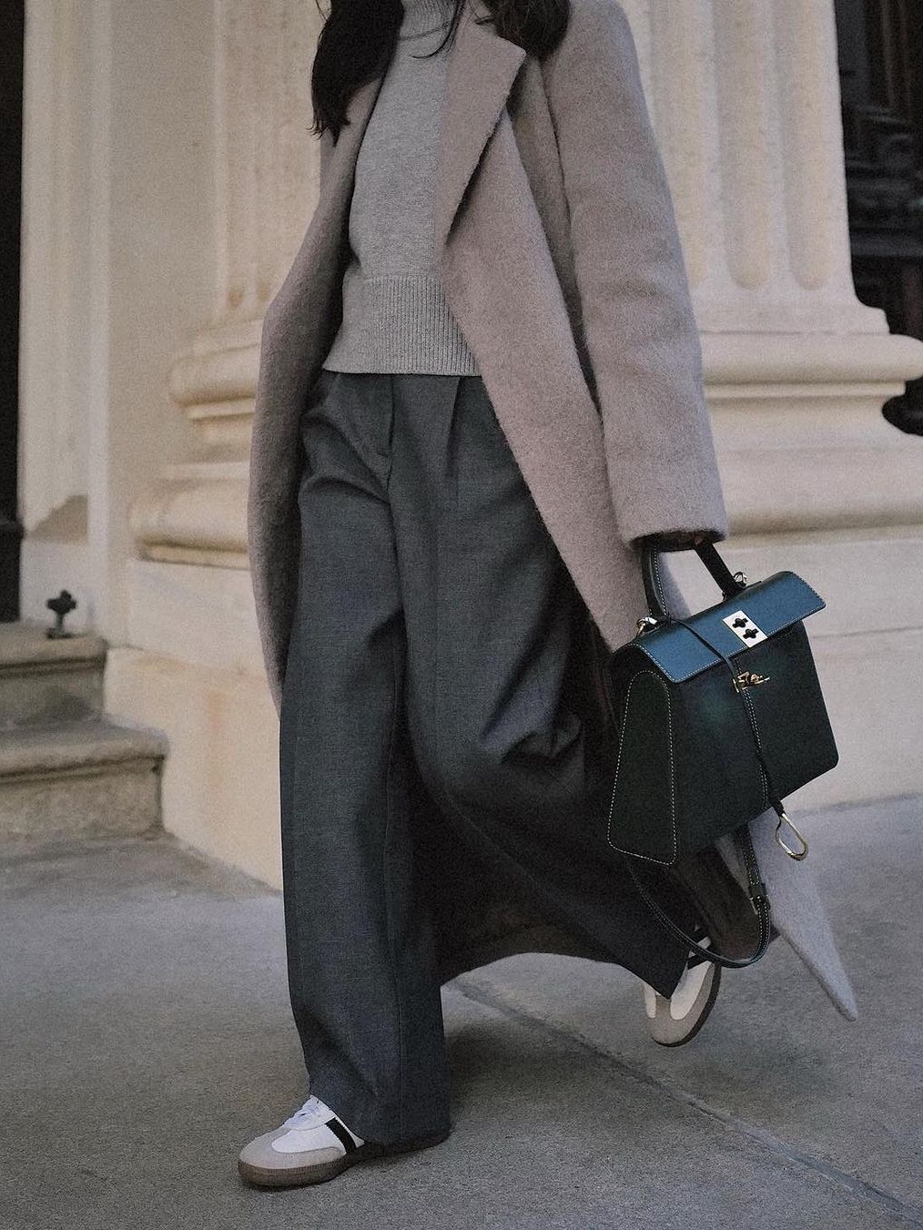(W) Bohemian Seoul Folded Wide Slacks Charcoal 착용 스타일 - 3
