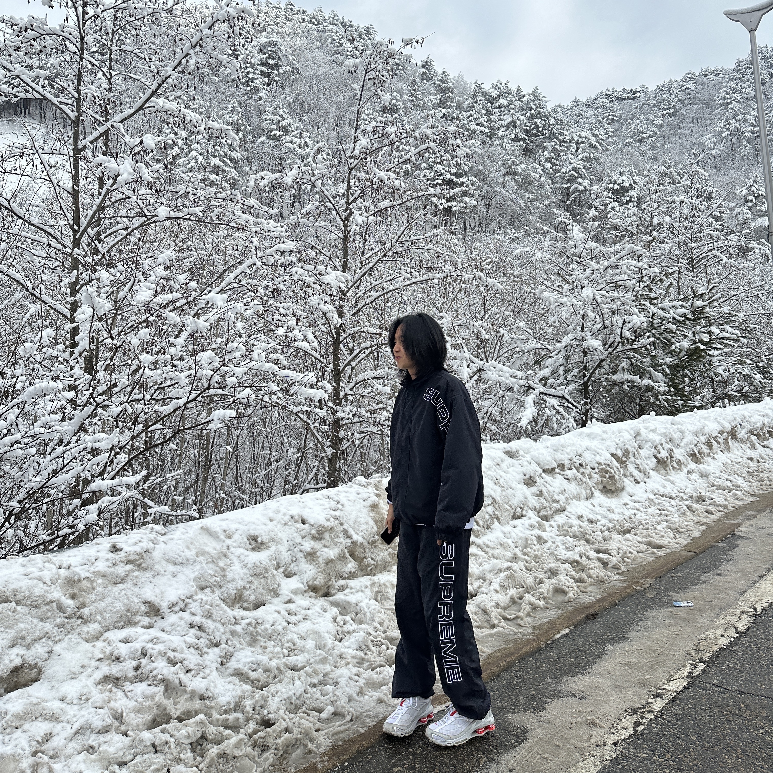 Supreme Spellout Embroidered Track Jacket Black - 23FW, Supreme Spellout Embroidered Track Pants Black - 23FW 착용 스타일 - 3