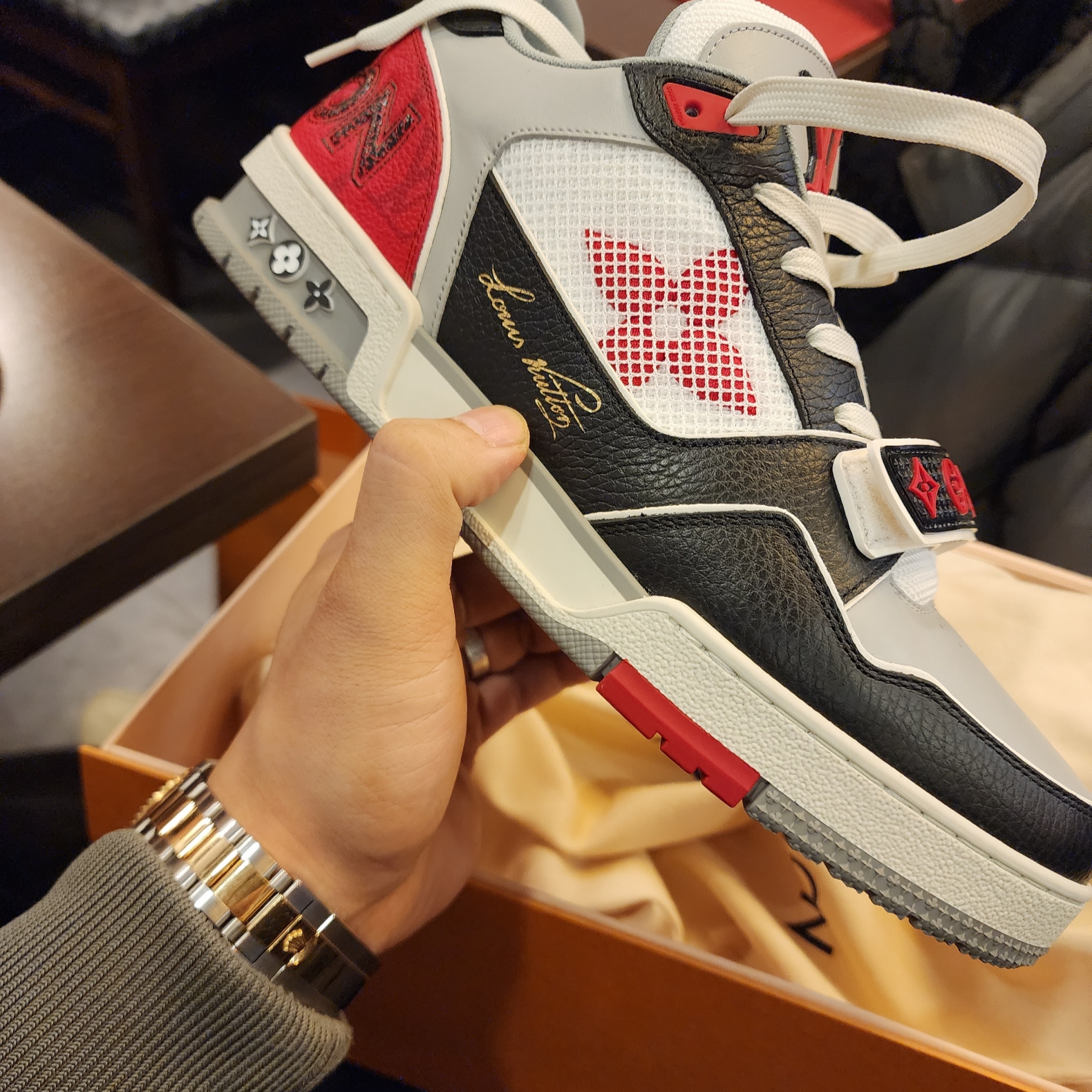 Louis Vuitton LV Trainer Sneakers Monogram Flower Red, Rolex Submariner Date 41mm 126613LB Royal Blue Oyster 착용 스타일 - 3
