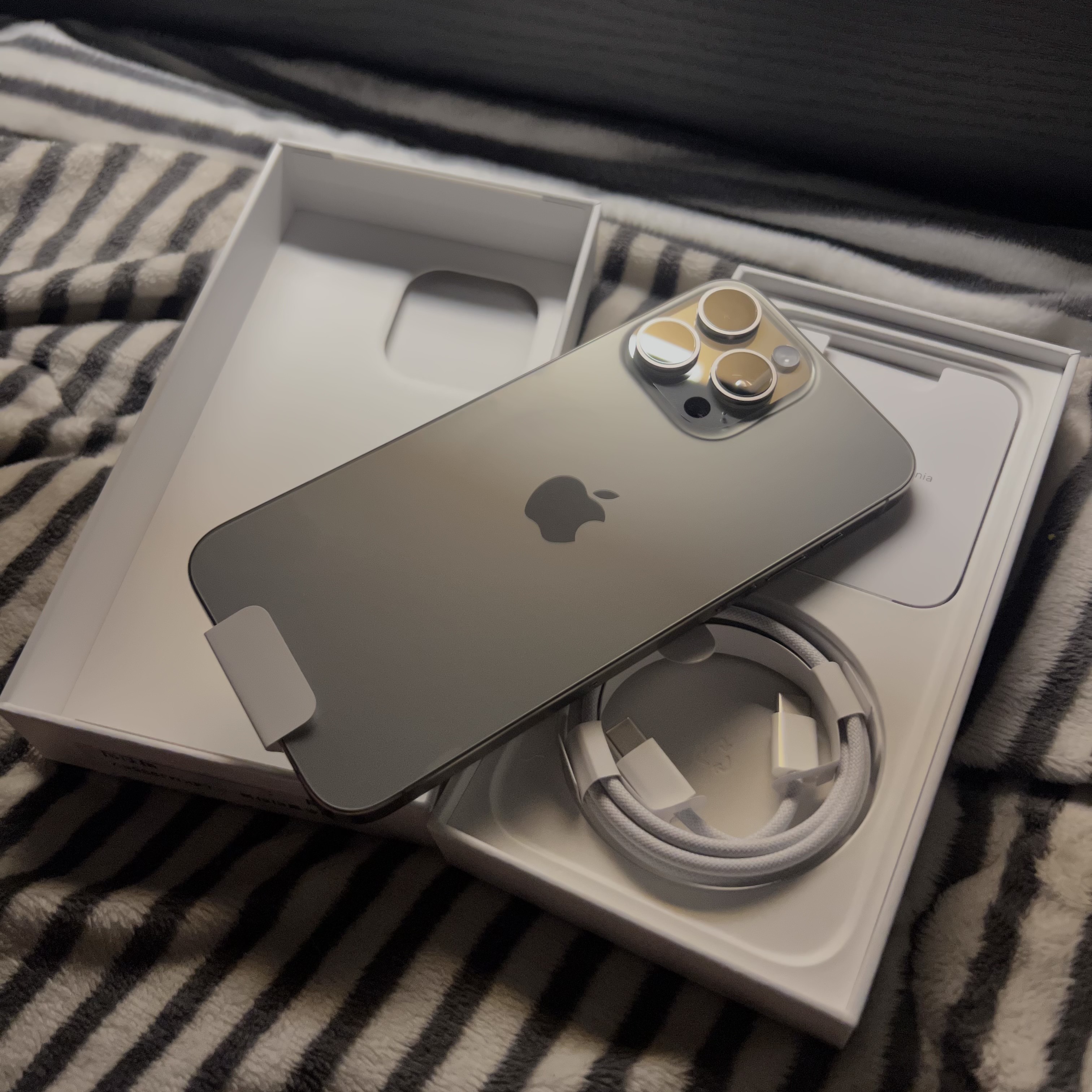 Apple iPhone 15 Pro Max 256GB Natural Titanium (Korean Ver.) 착용 스타일 - 1
