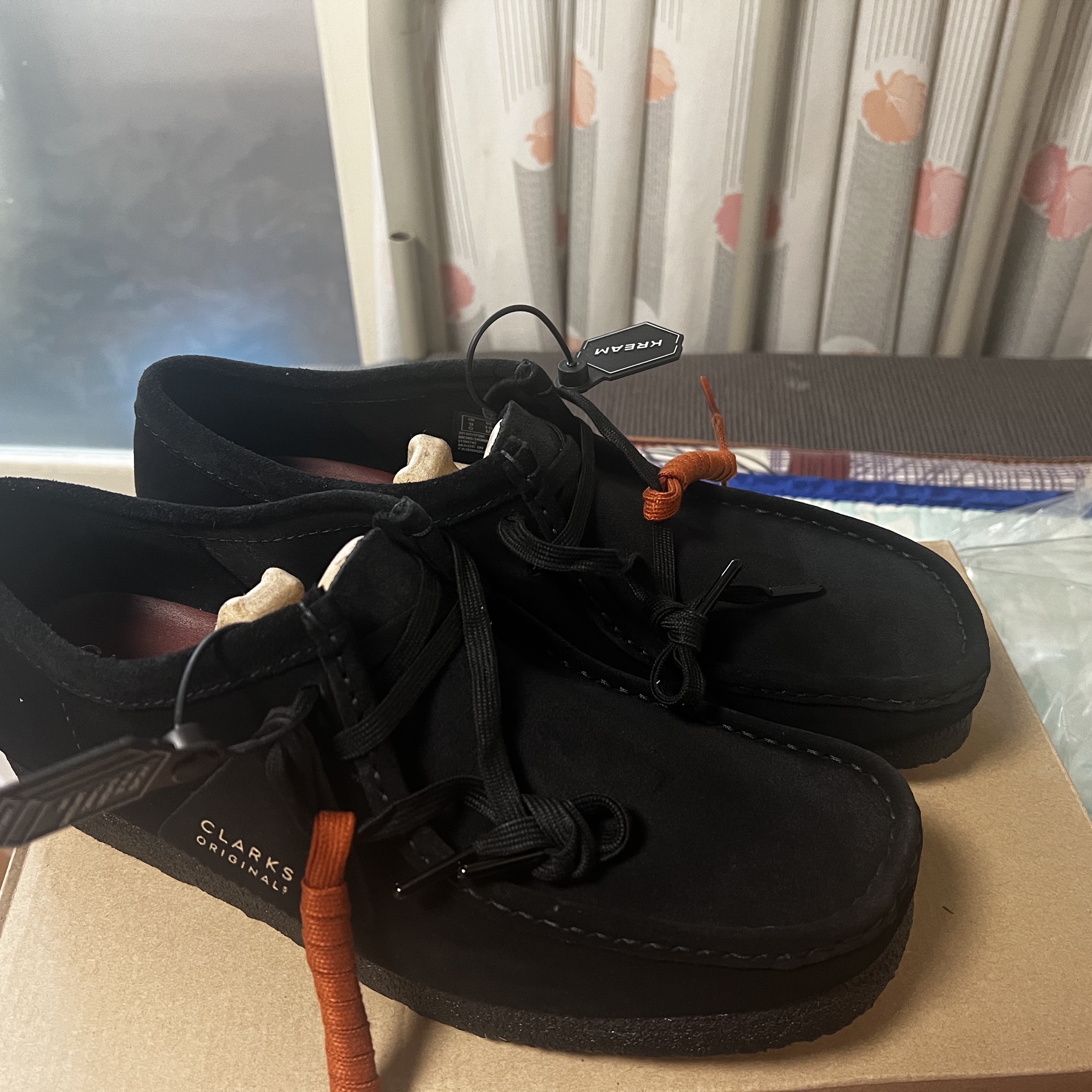 Clarks Wallabee Black Suede 착용 스타일 - 2