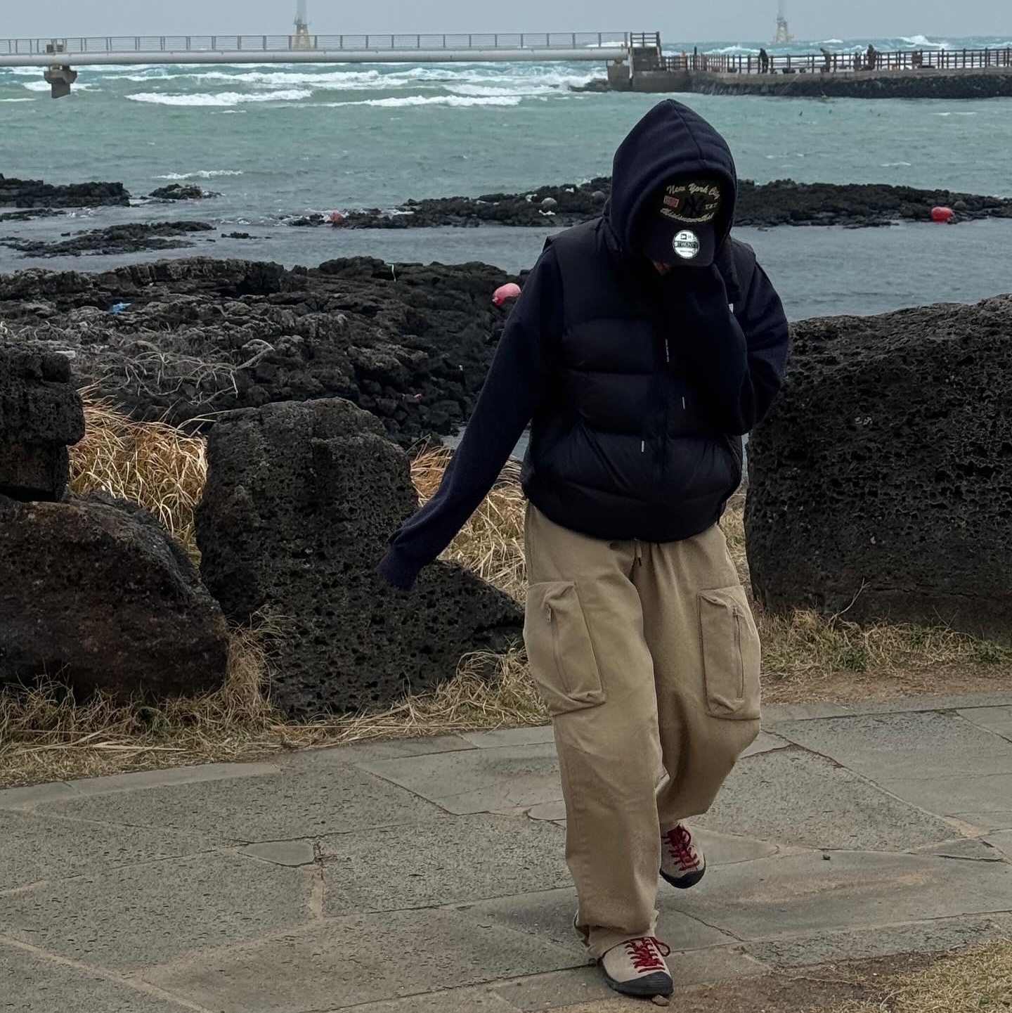 (W) Keen Jasper Suede Sneakers Silver Mink, (W) The North Face 1996 Retro Nuptse Vest Black 착용 스타일 - 3