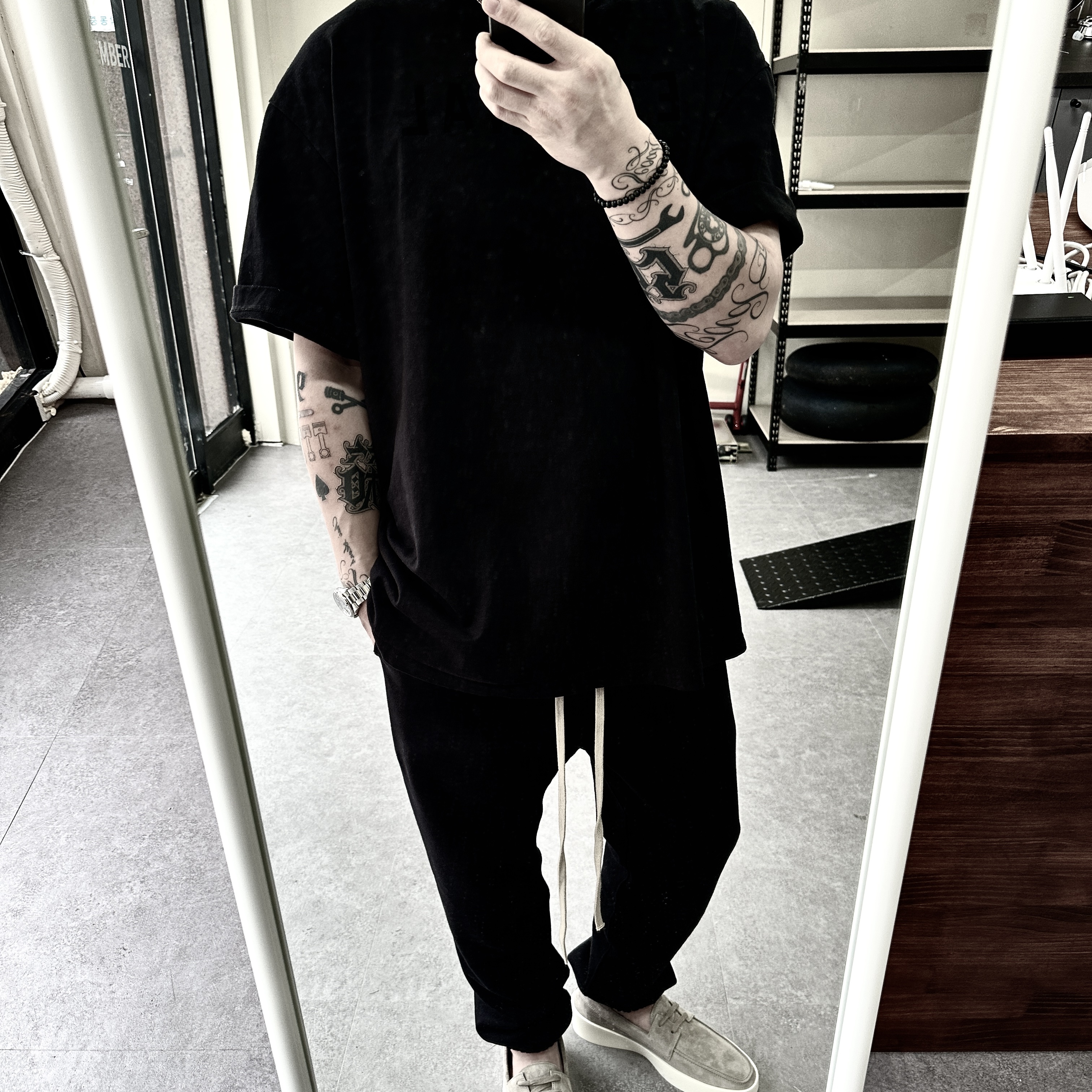 Fear of God Eternal Fleece Classic Sweatpants Black, Fear of God Cotton Short Sleeve T-Shirt Black 착용 스타일 - 1