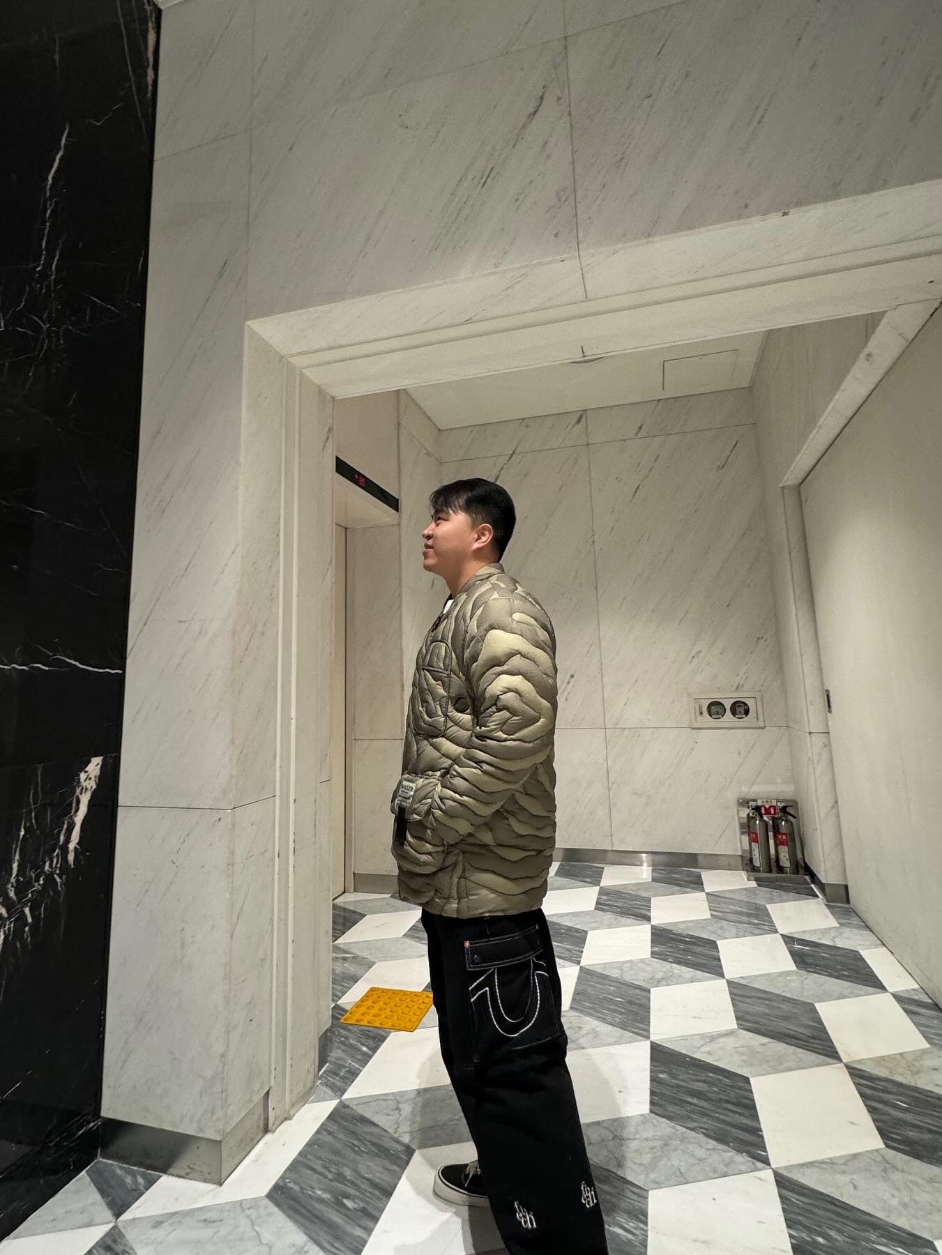 Moncler x Salehe Bembury Peano Short Down Jacket Green, True Religion x Fetch Sweat Separate Cargo Pants Black 착용 스타일 - 1