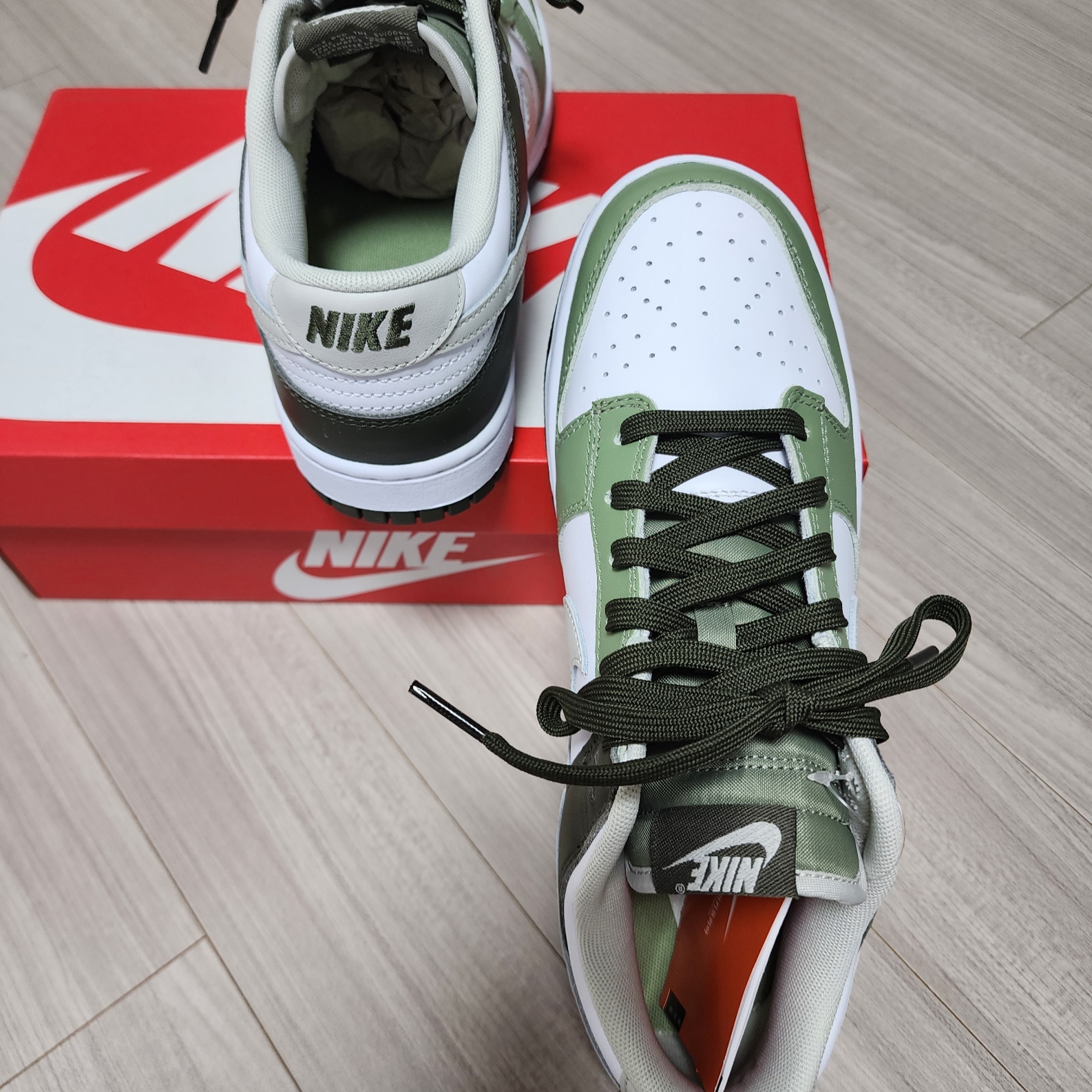 Nike Dunk Low Oil Green 착용 스타일 - 2