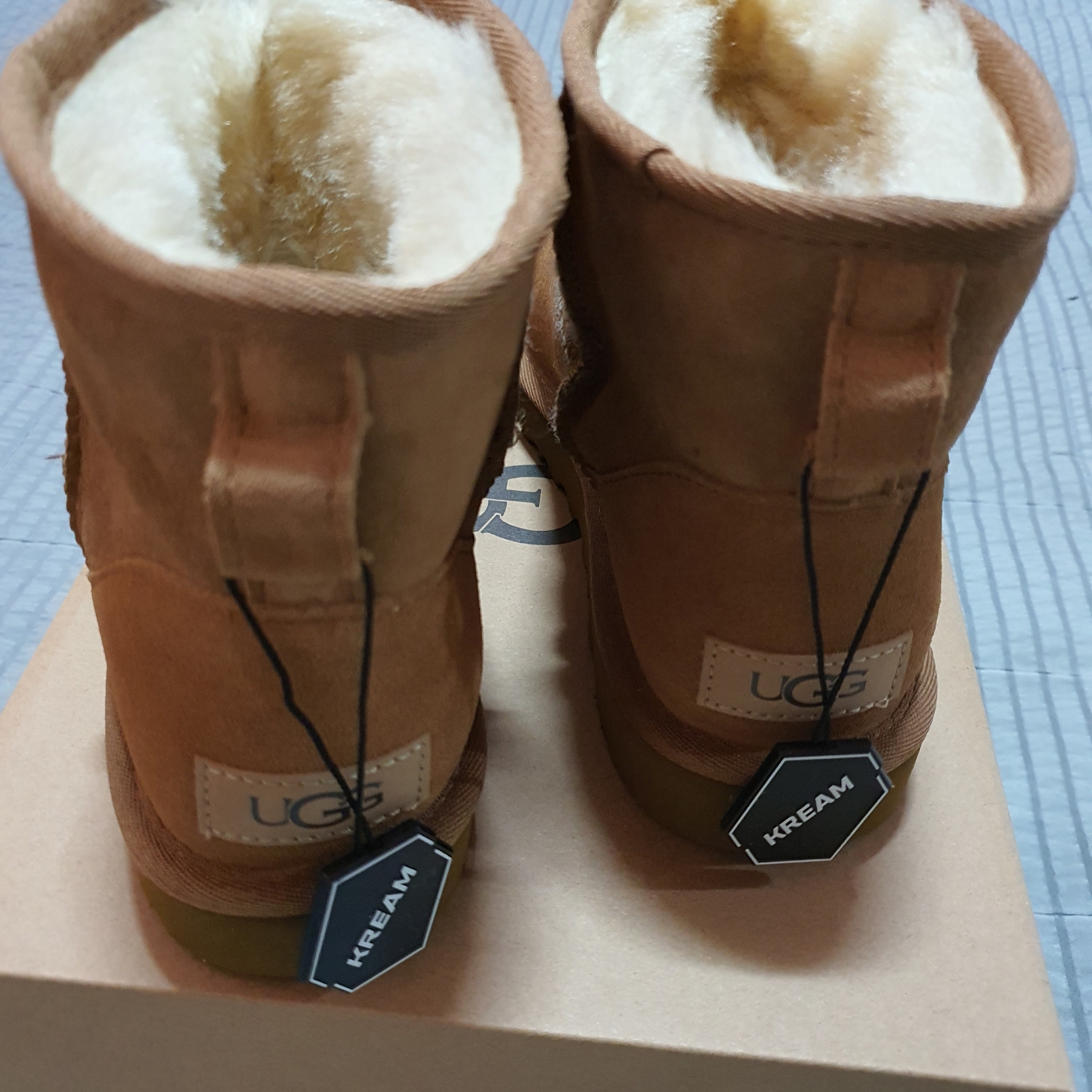 (W) UGG Classic Mini II Boots Chestnut, (W) UGG Classic Ultra Mini Boots Black 착용 스타일 - 2