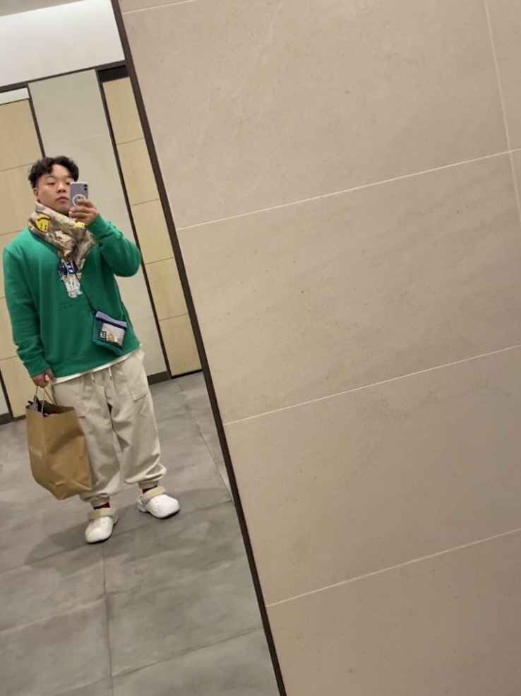 크록스 바야 라인드 퍼즈 스트랩 클로그 윈터 화이트 착용 스타일 - 2