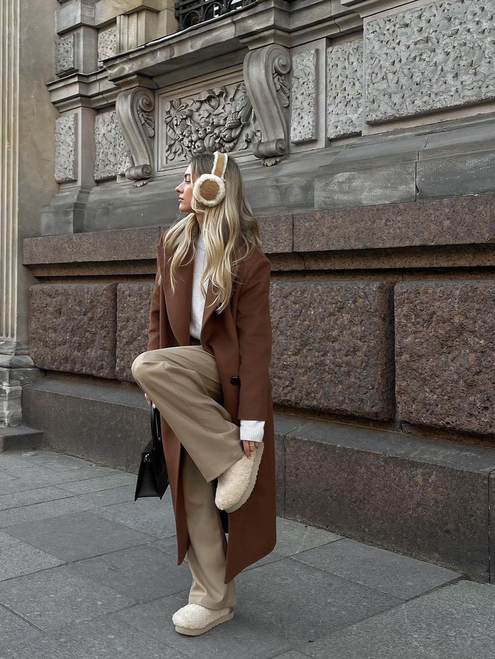 (W) UGG Embroidered Logo Earmuff Chestnut 착용 스타일 - 5