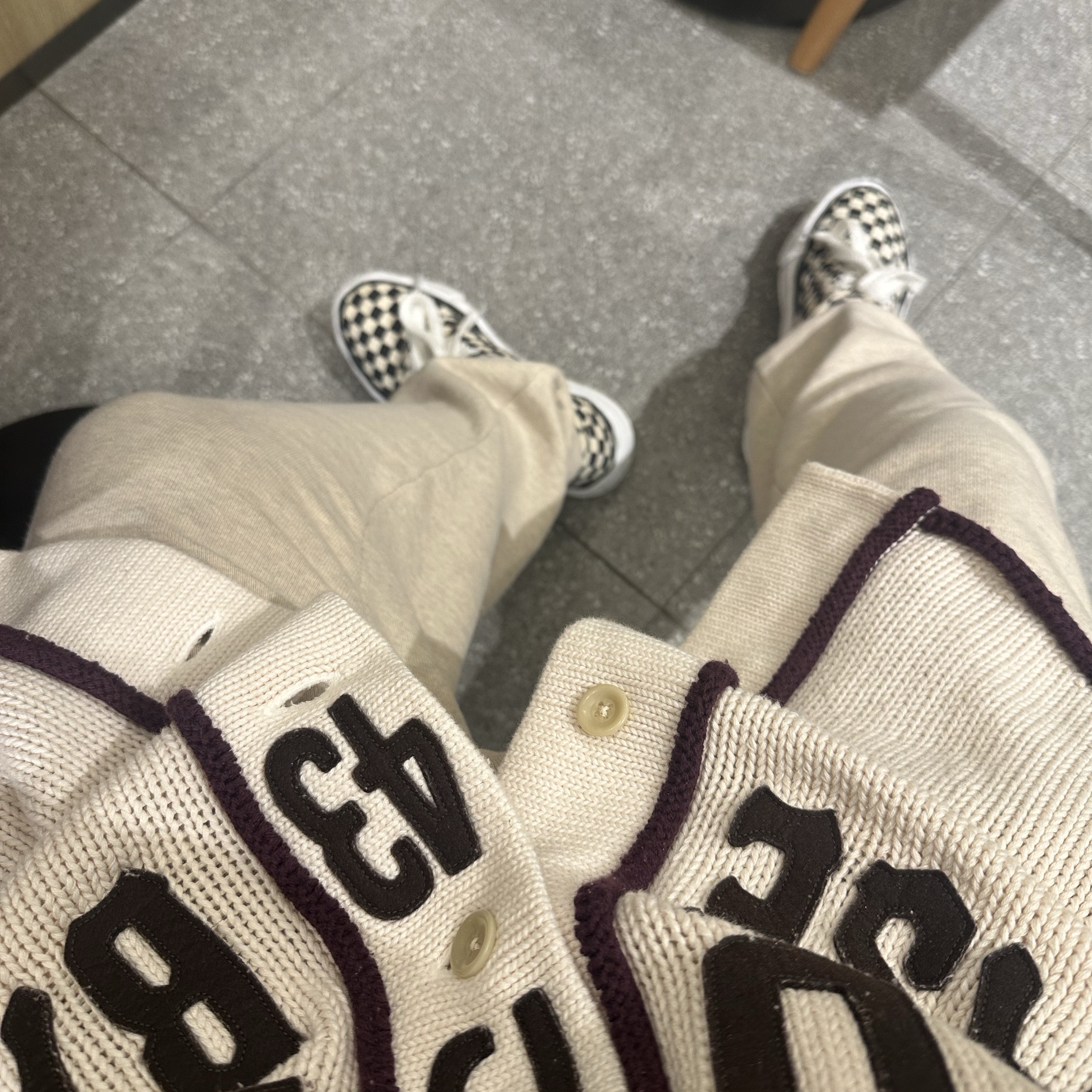 Kapital Gauze Bandana Beach Snuffkin Bag Khaki, Maison Mihara Yasuhiro Baker OG Sole Canvas Low Cut Sneakers Black White 착용 스타일 - 3