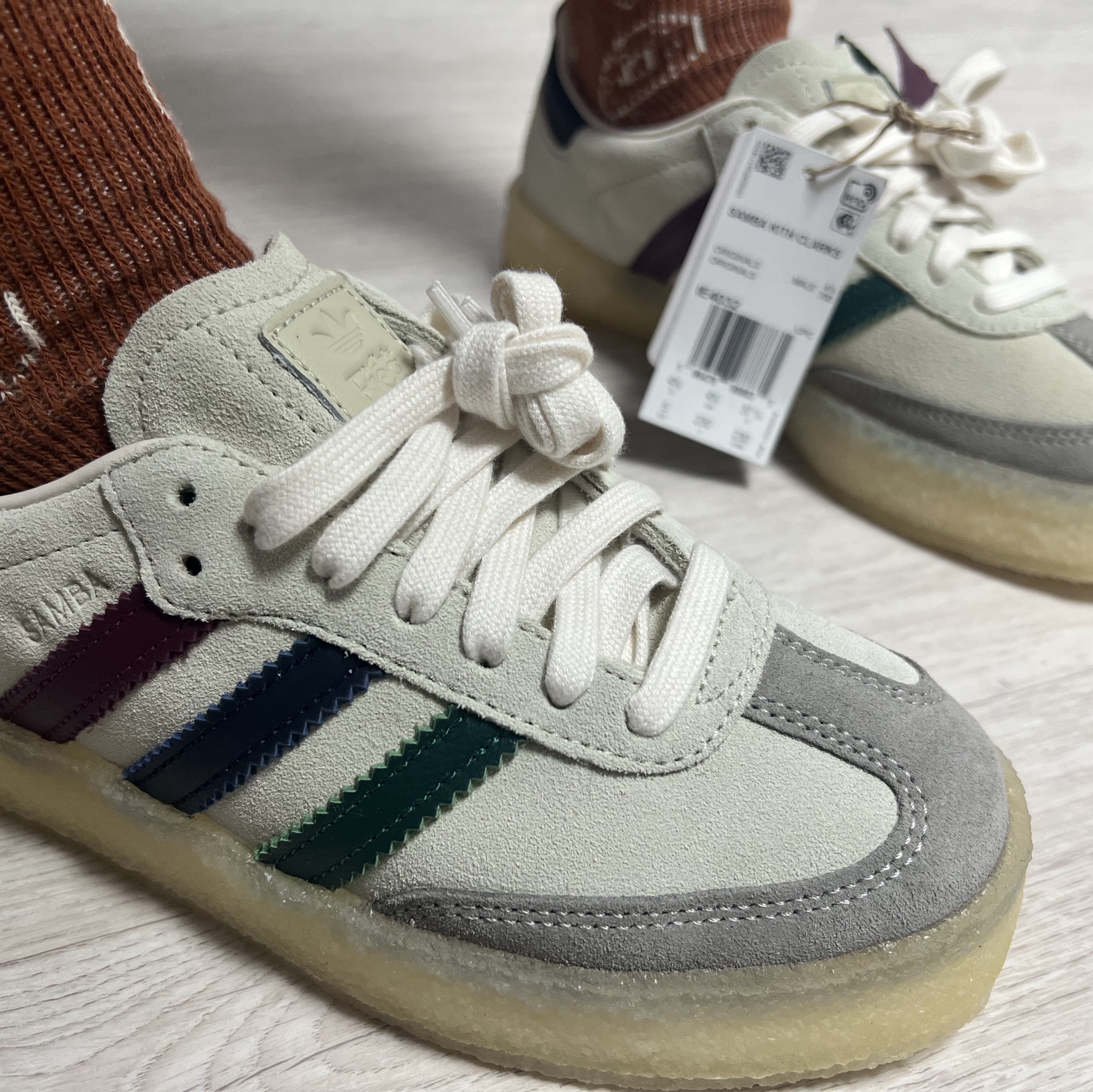 Adidas x Clarks x Ronnie Fieg 8th Street Samba Chalk White Collegiate Green 착용 스타일 - 1