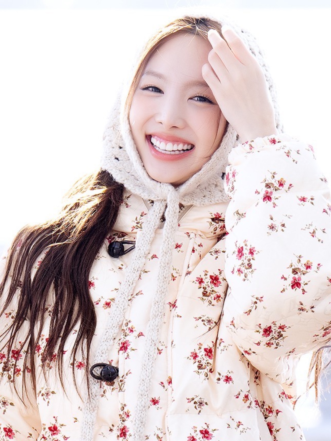 (W) Louis Vuitton Floral Print Long Puffer Jacket Pink Beige, Louis Vuitton Nano Alma Monogram 착용 스타일 - 3