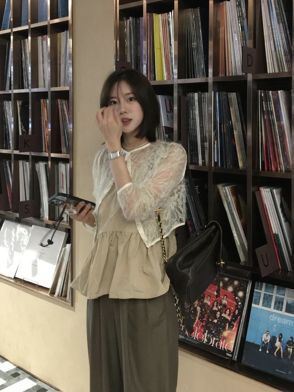 Chanel Backpack Calfskin & Gold Black 착용 스타일 - 3