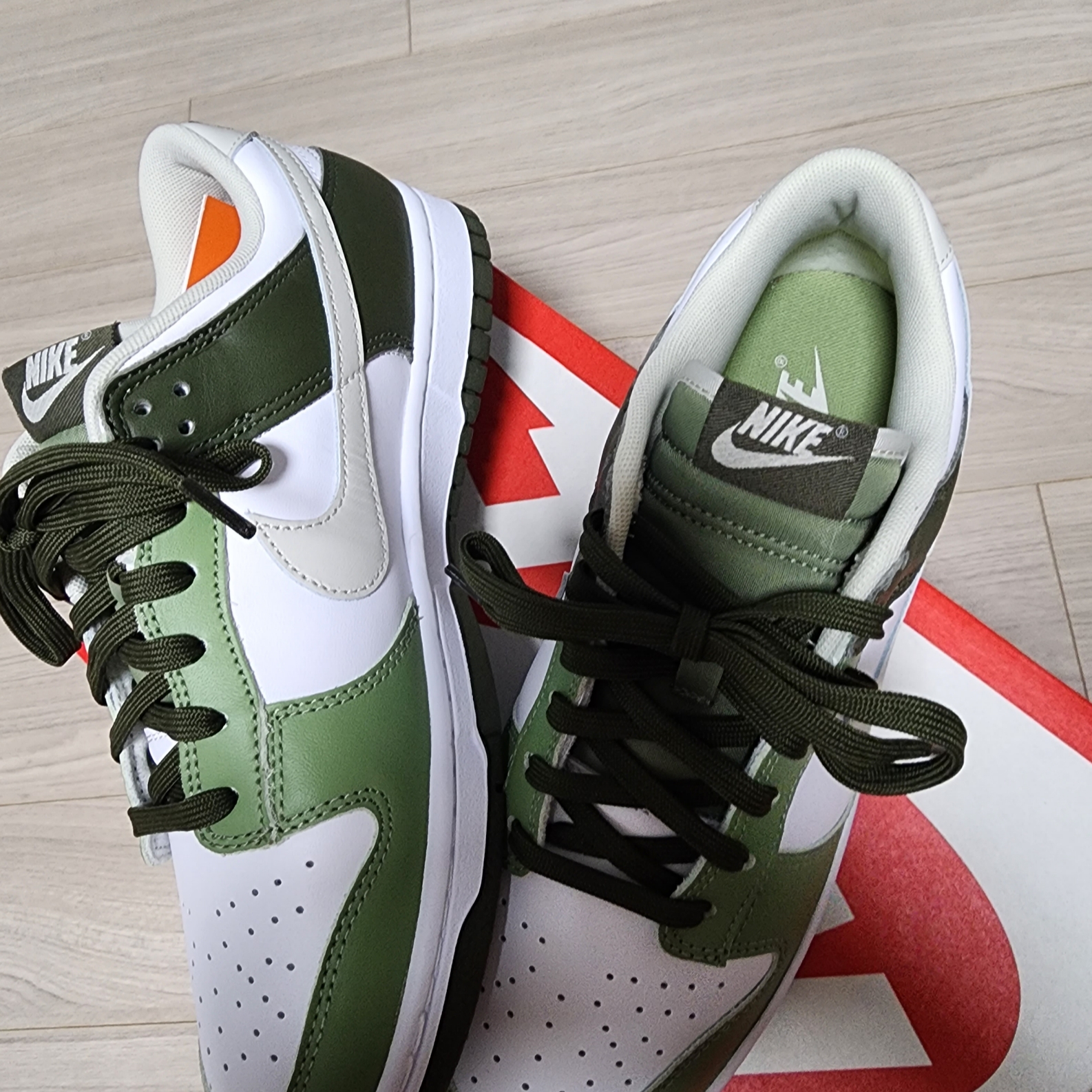 Nike Dunk Low Oil Green 착용 스타일 - 2