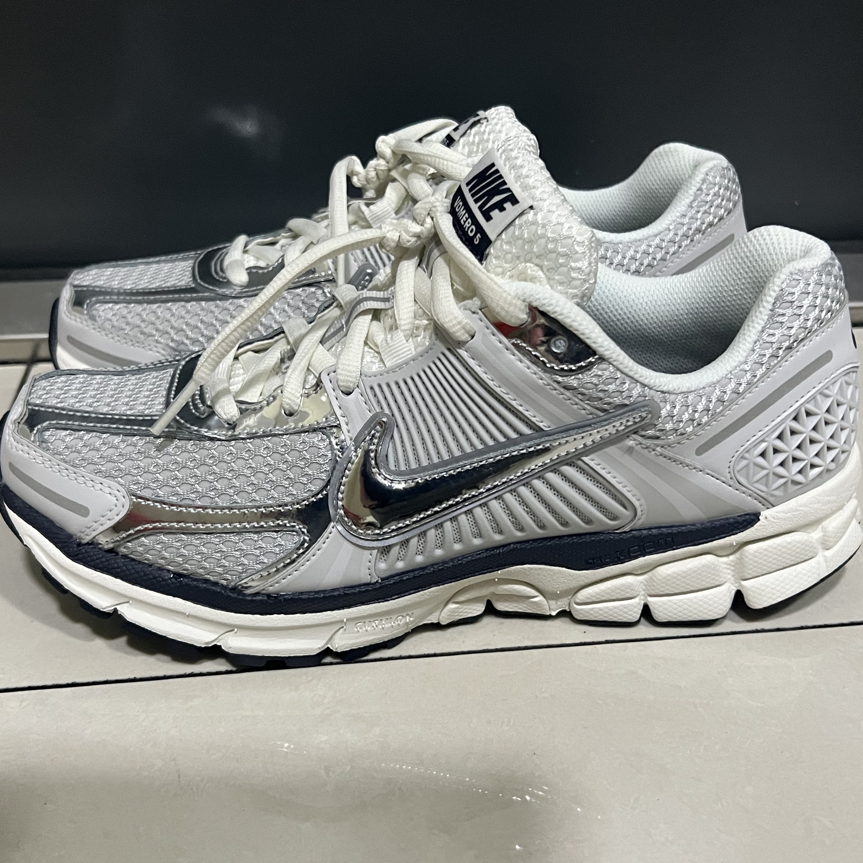 (W) Nike Zoom Vomero 5 Photon Dust and Metallic Silver 착용 스타일