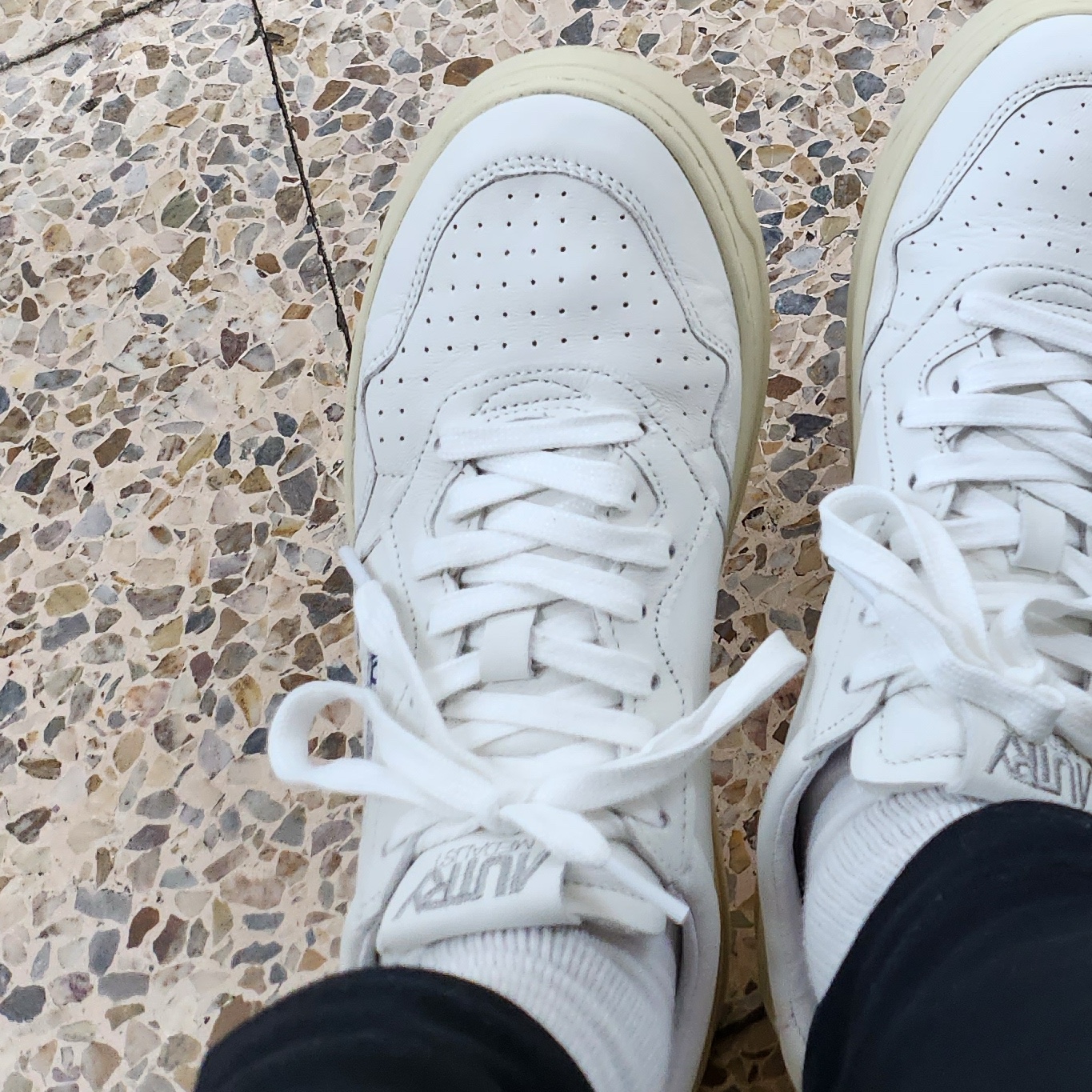 Autry Medalist Low Goatskin Sneakers White 착용 스타일