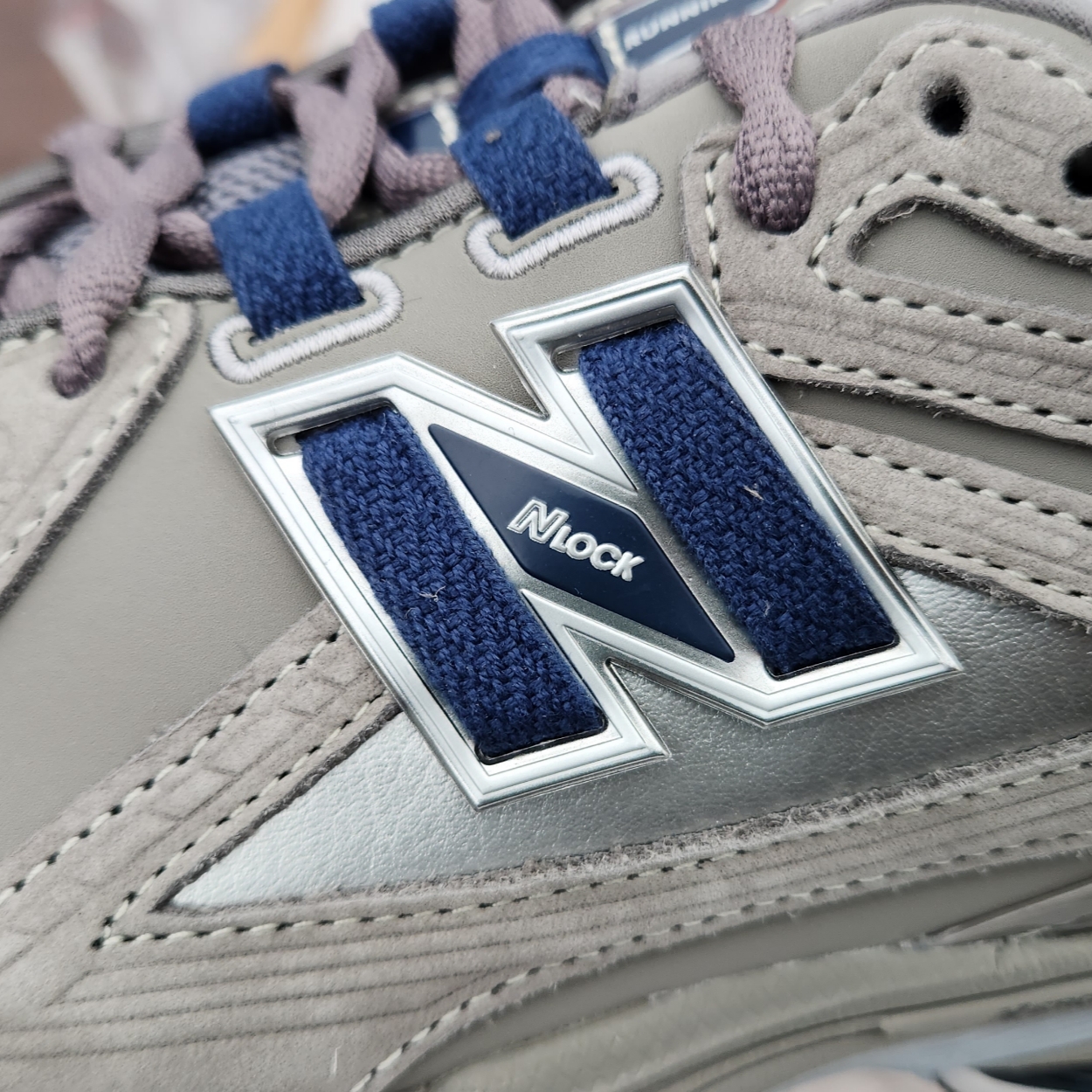 New Balance 1906R Charcoal Grey 착용 스타일 - 2