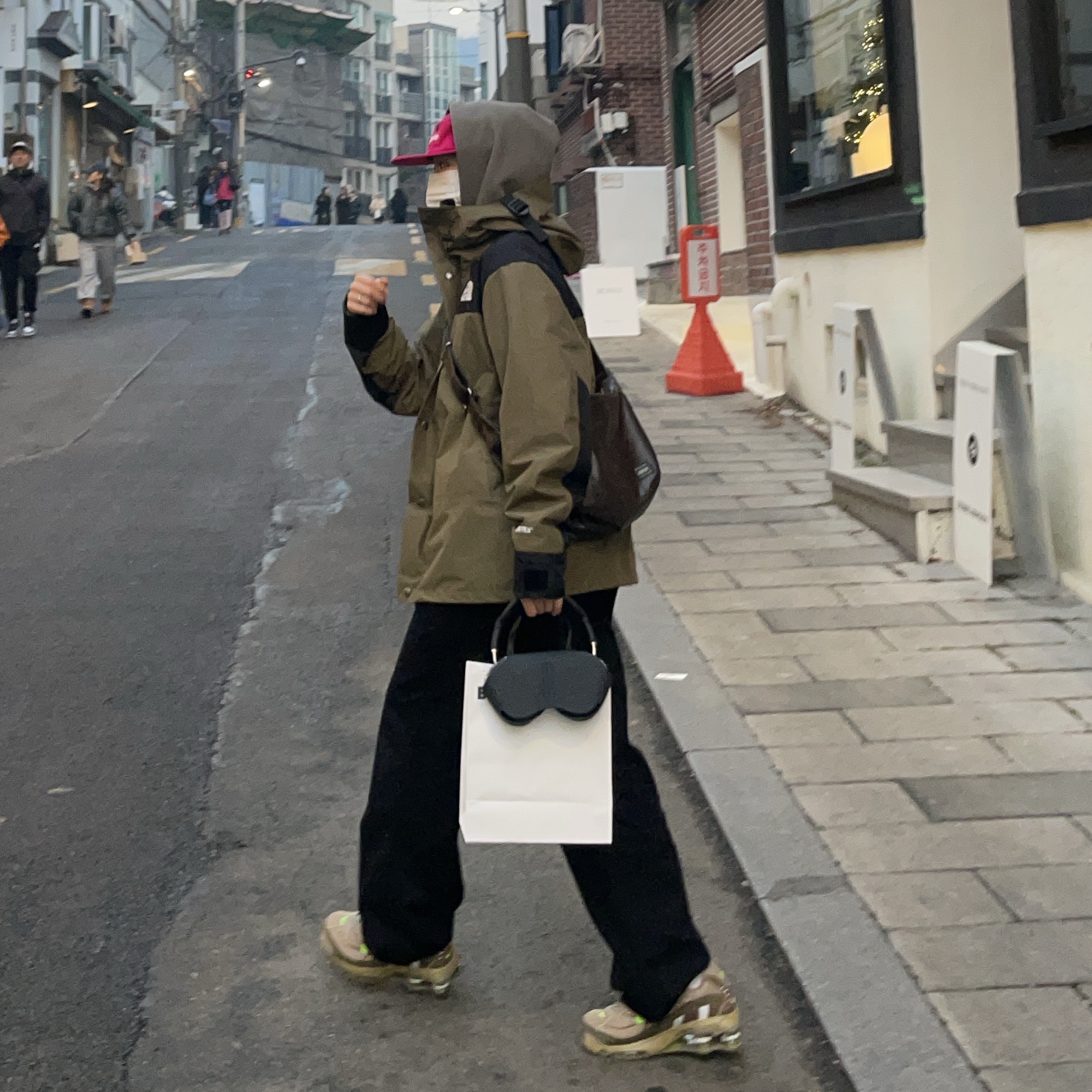 Supreme Snap Pocket Camp Cap Dark Magenta - 23FW, Apple AirPods Max Lightning Space Gray (Korean Ver.) 착용 스타일 - 1