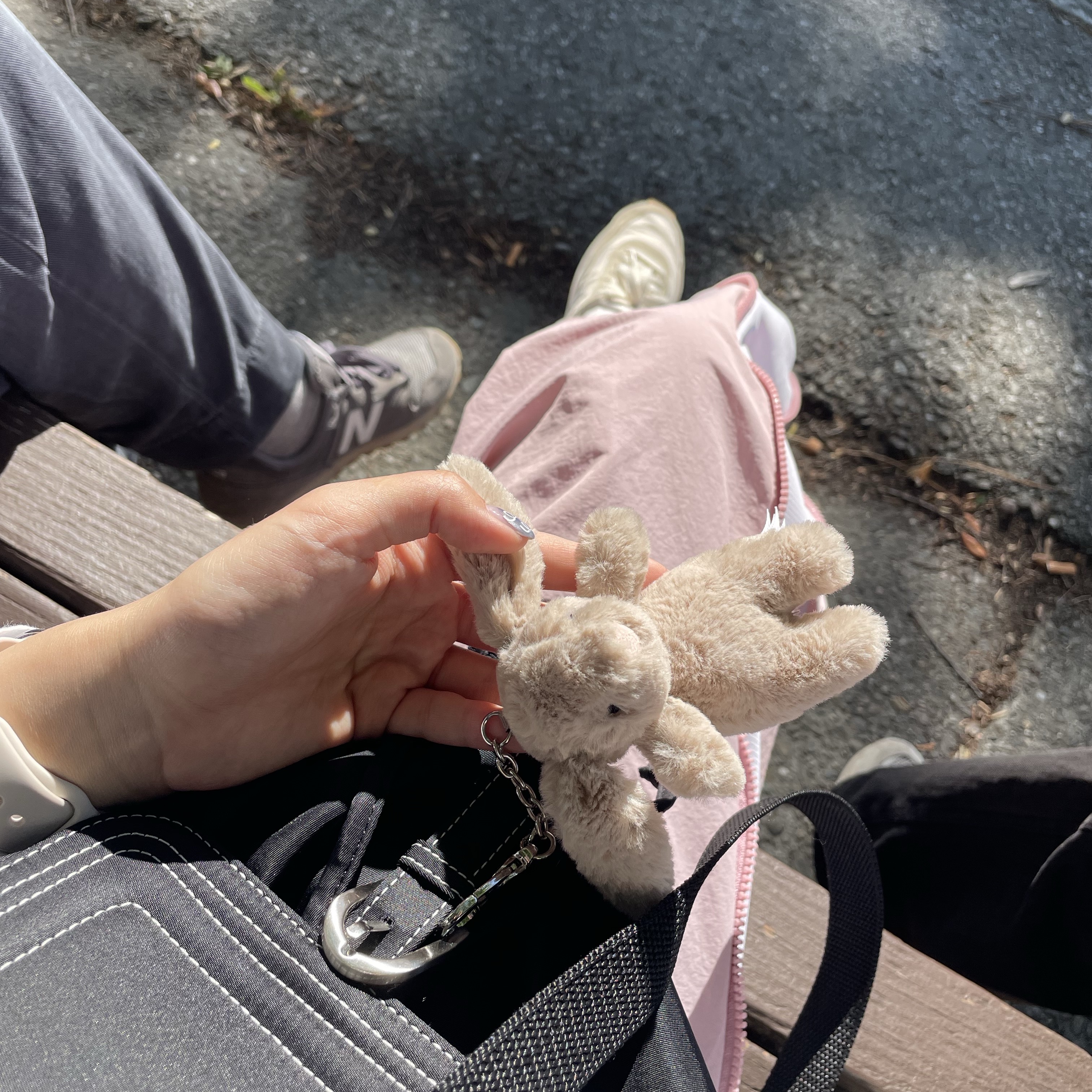 Jellycat Bashful Bunny Bag Charm Beige 착용 스타일