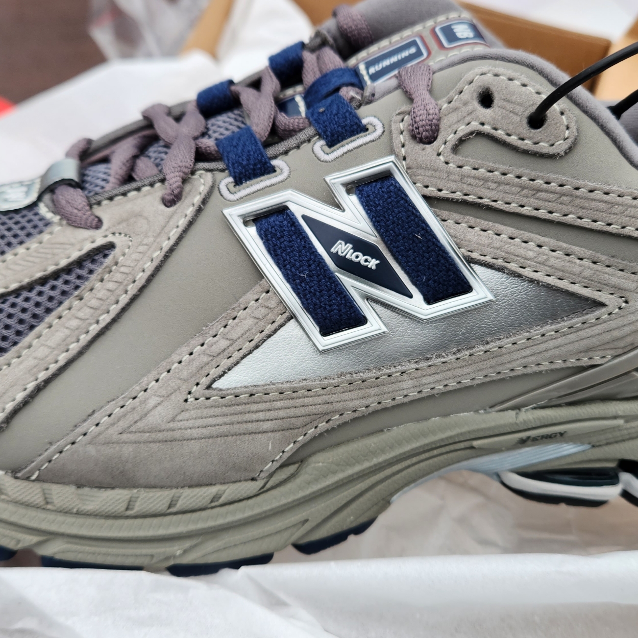 New Balance 1906R Charcoal Grey 착용 스타일 - 1