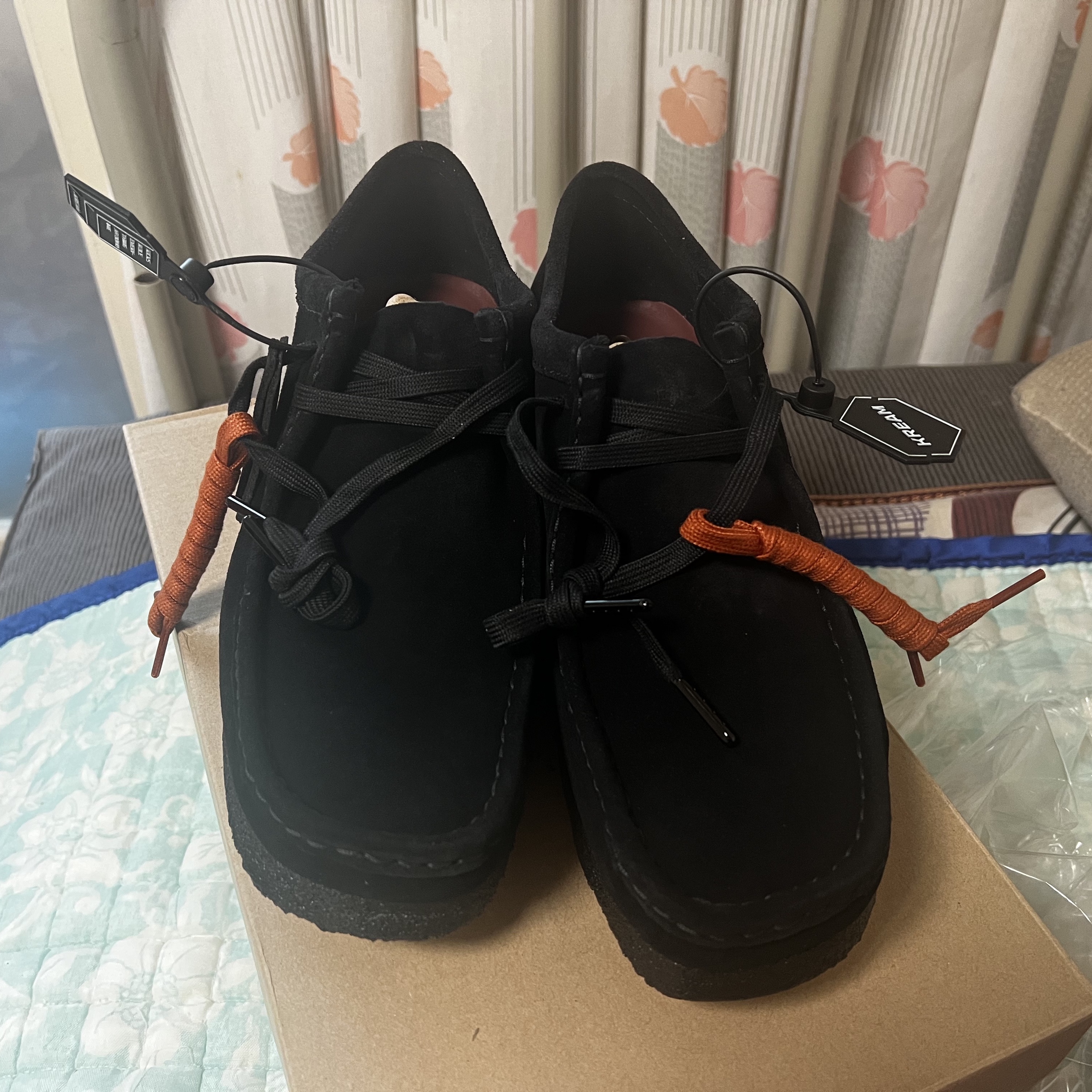 Clarks Wallabee Black Suede 착용 스타일 - 3