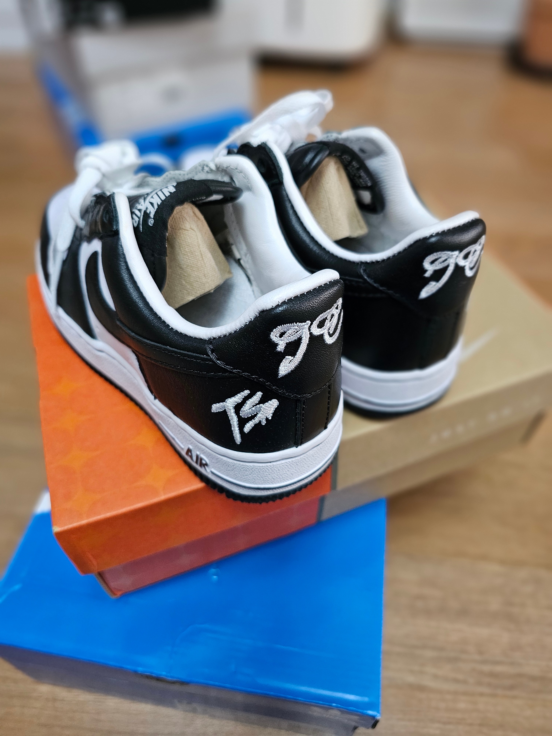Nike x Terror Squad Air Force 1 Low QS Blackout 착용 스타일 - 2