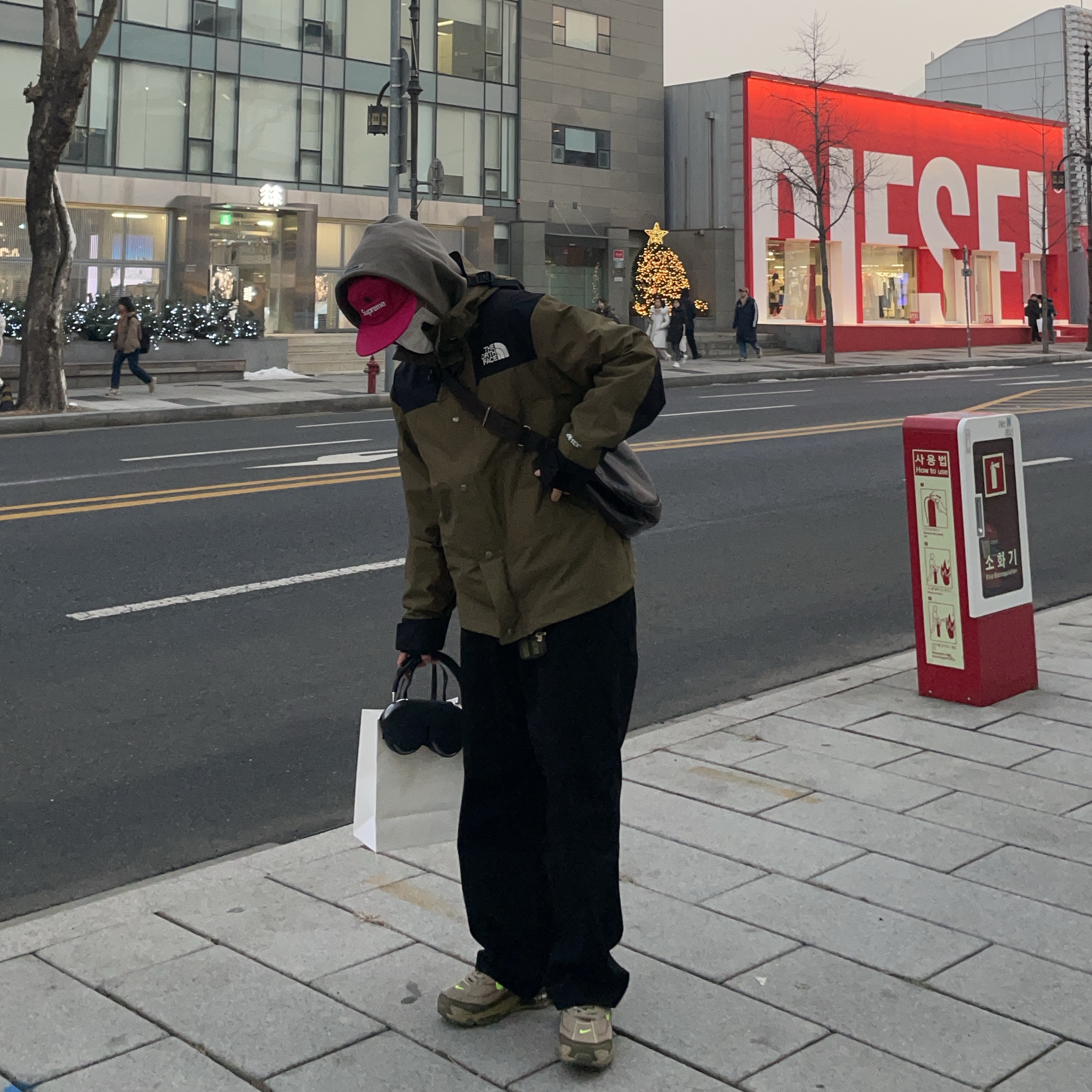 Supreme Snap Pocket Camp Cap Dark Magenta - 23FW, Apple AirPods Max Lightning Space Gray (Korean Ver.) 착용 스타일 - 3