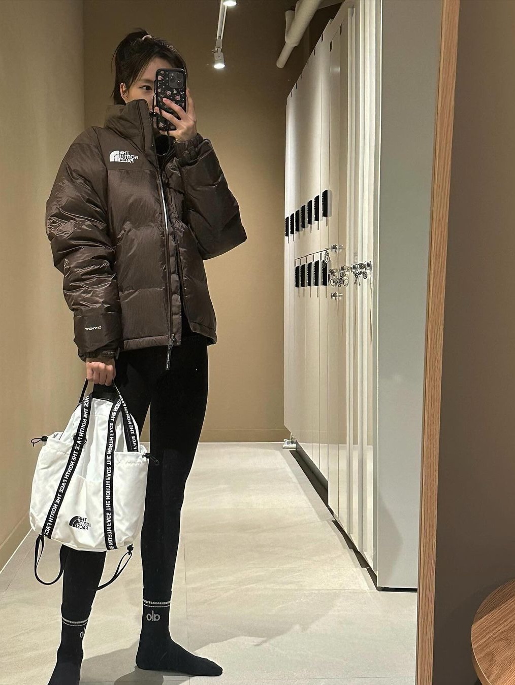 The North Face 1996 Water Shield Nuptse Jacket Beige Brown, (W) The North Face 1996 Eco Nuptse Jacket Mandarin Orange 착용 스타일 - 6