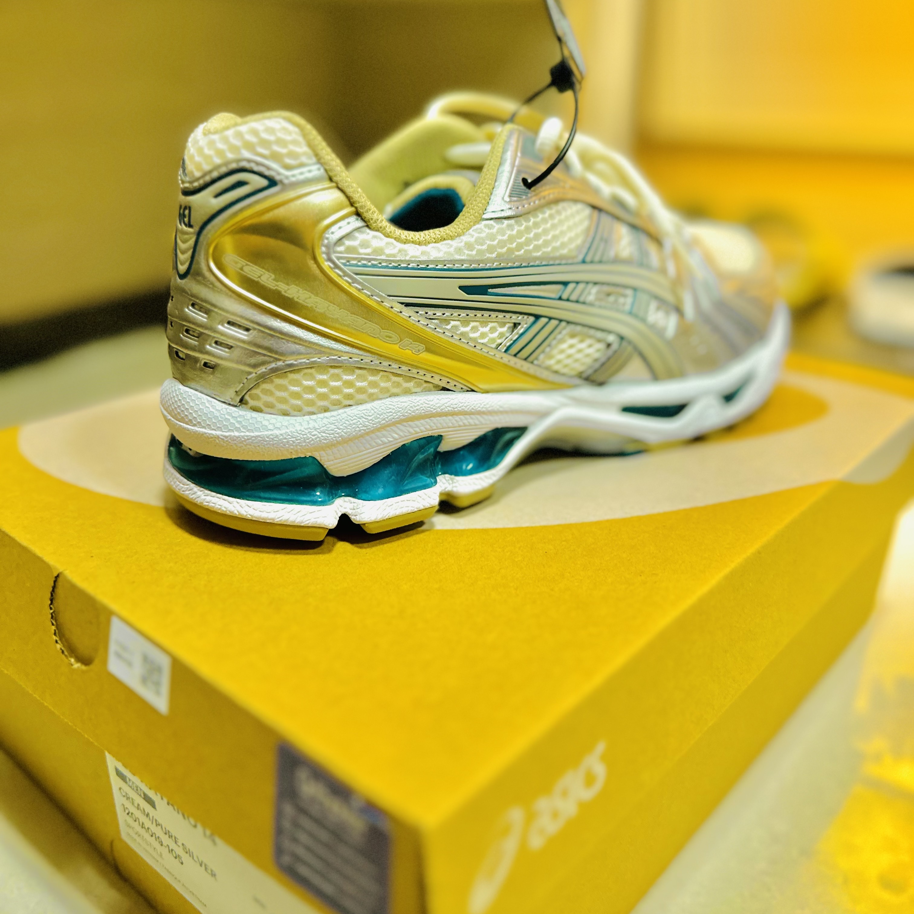 Asics Gel-Kayano 14 Cream Pure Silver 착용 스타일 - 2