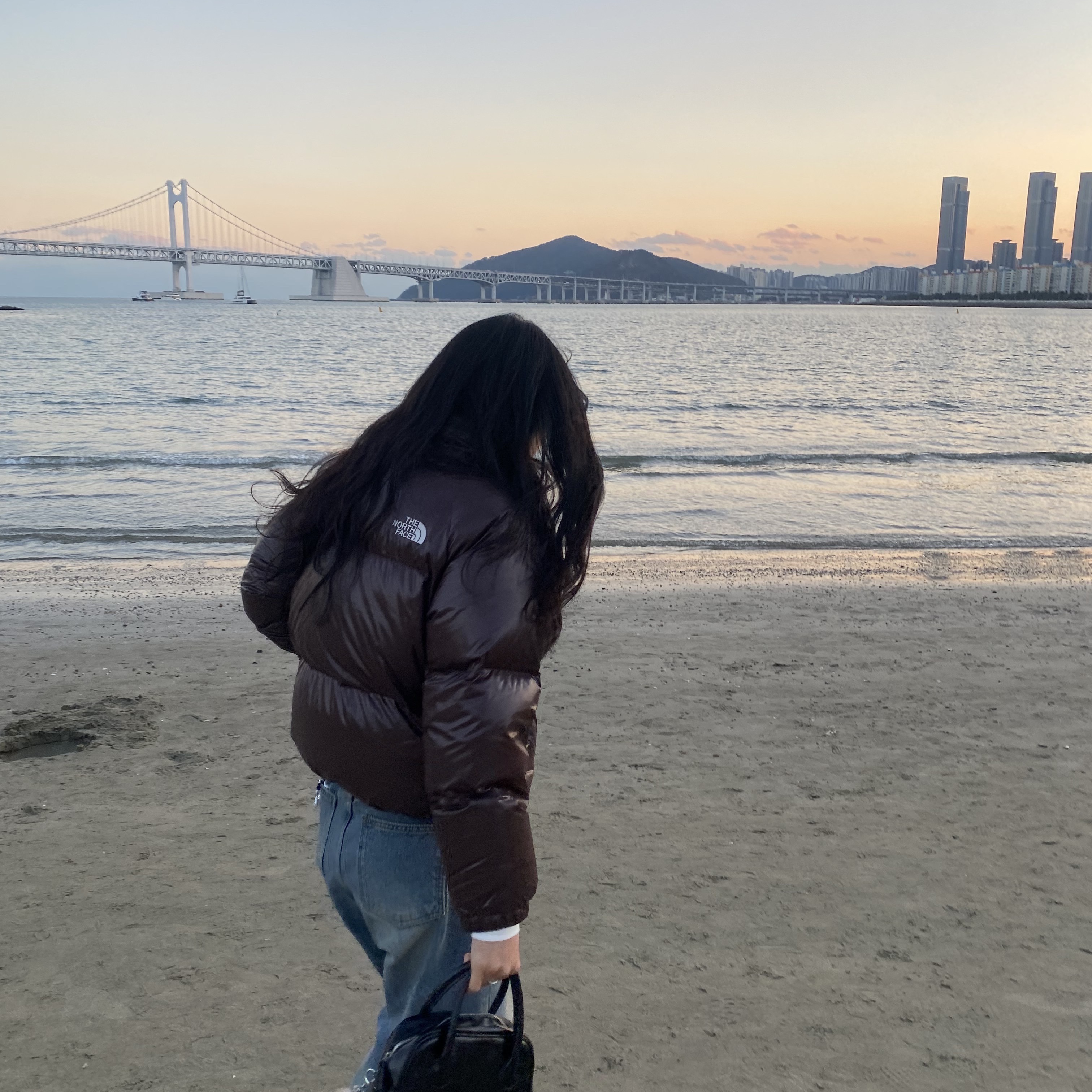 (W) The North Face White Label Neo Puffy Down Jacket Brown, Nike Peak Beanie Black 착용 스타일 - 1