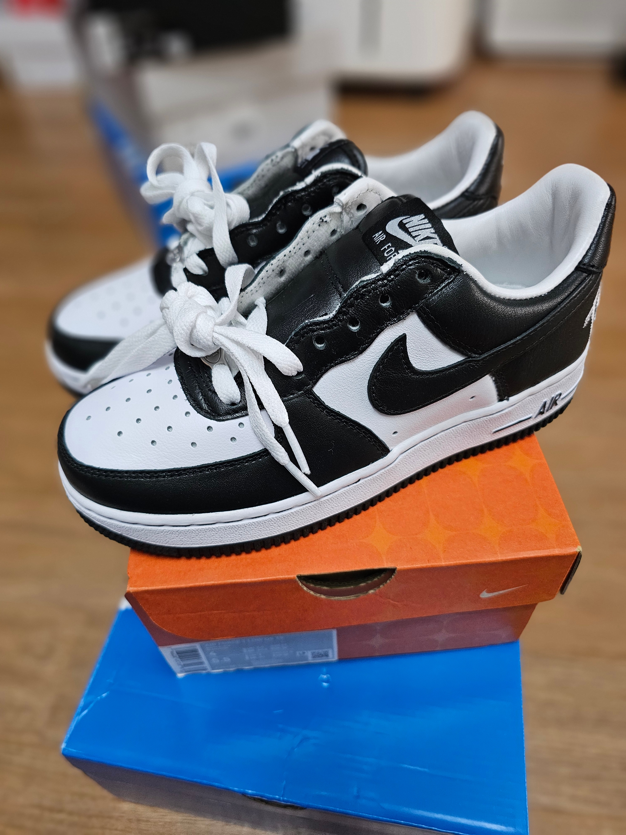 Nike x Terror Squad Air Force 1 Low QS Blackout 착용 스타일 - 1