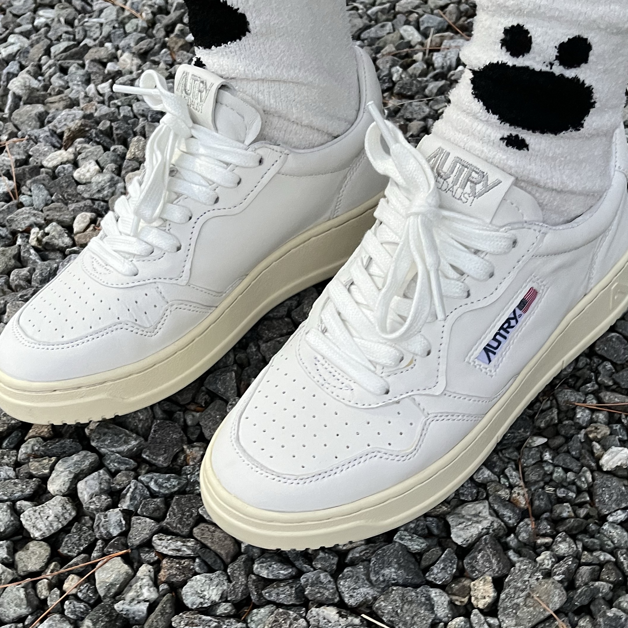(W) Autry Medalist Low Goatskin Sneakers White 착용 스타일