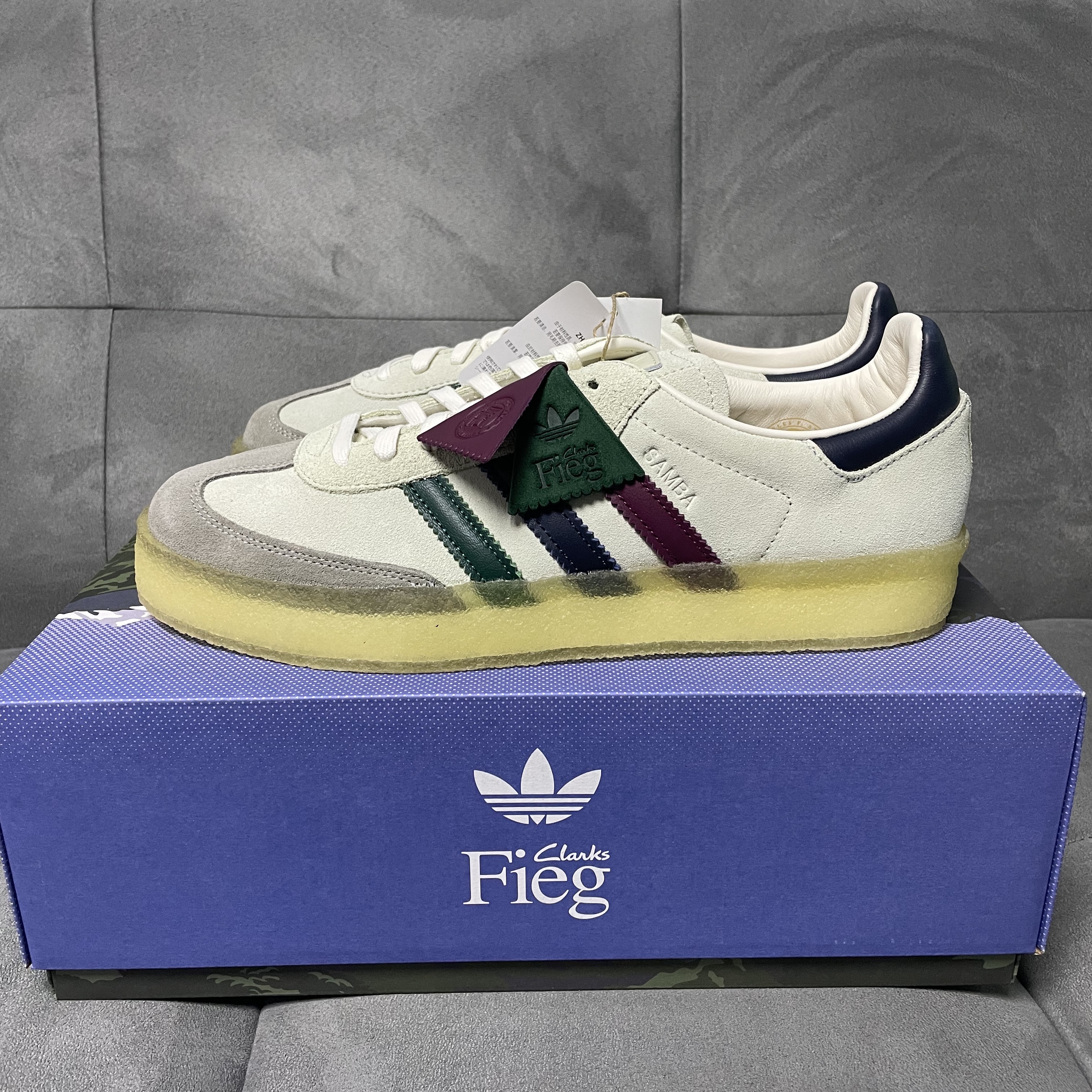 Adidas x Clarks x Ronnie Fieg 8th Street Samba Chalk White Collegiate Green 착용 스타일 - 1