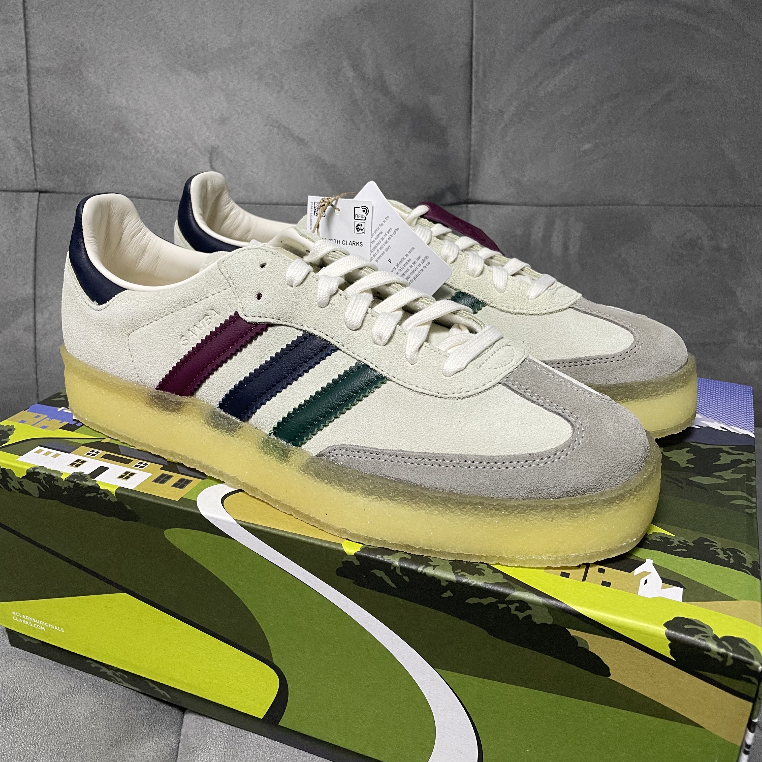 Adidas x Clarks x Ronnie Fieg 8th Street Samba Chalk White Collegiate Green 착용 스타일 - 3