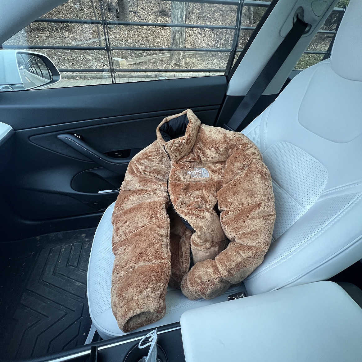 (W) The North Face Versa Velour Nuptse Jacket Almond Butter 착용 스타일