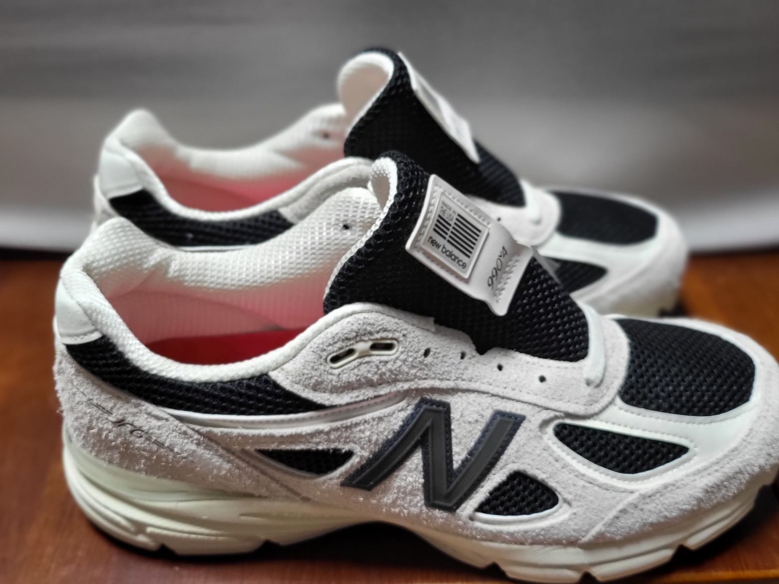 New Balance x Joe Freshgoods 990v4 Made in USA White Black 착용 스타일 - 1