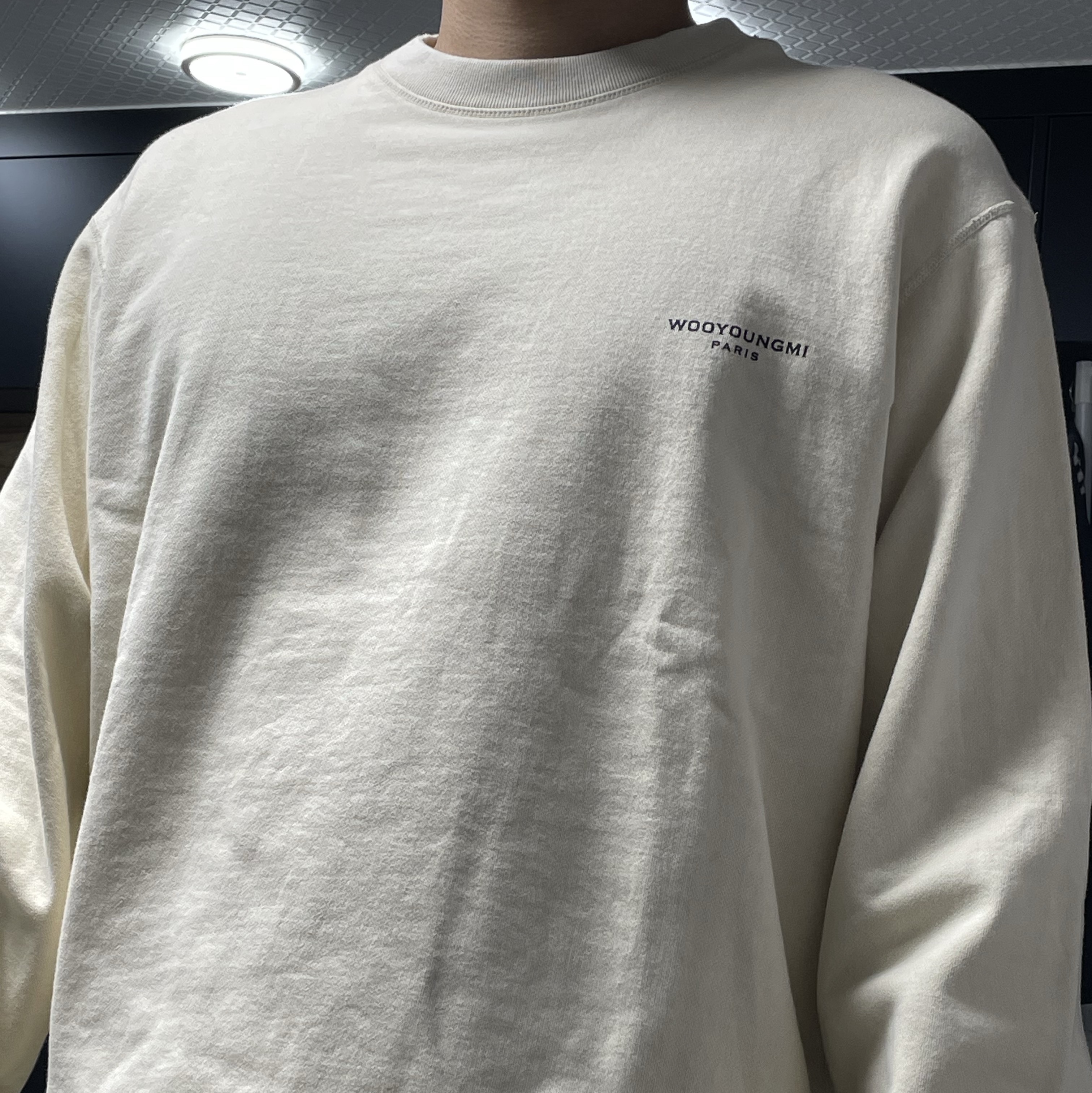 우영미 스퀘어 라벨 스웨트셔츠 아이보리 - 23FW 착용 스타일