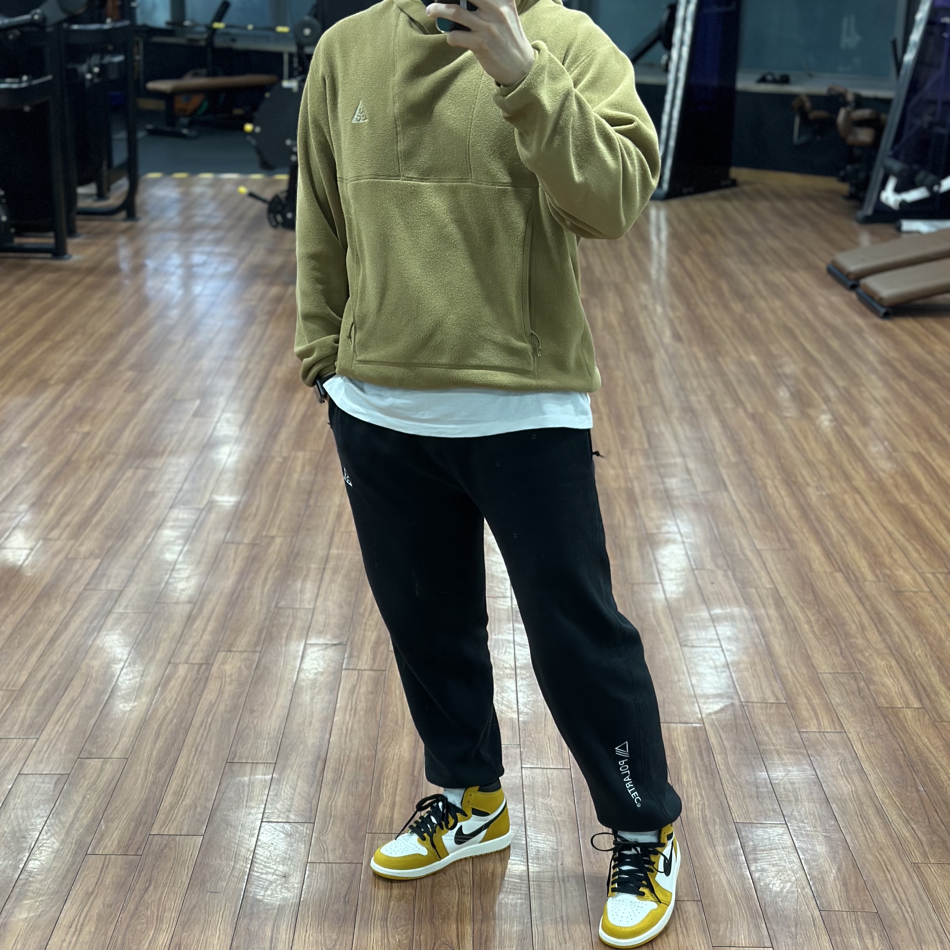 Jordan 1 Retro High OG Yellow Ochre, Nike ACG Polartec Wolf Tree Pullover Hoodie Golden Beige - Asia 착용 스타일 - 1