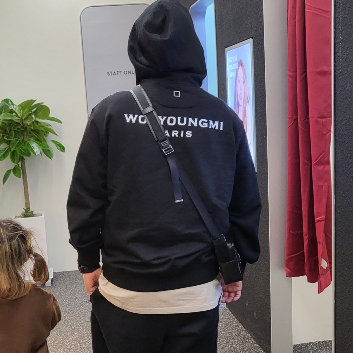 Wooyoungmi Back Logo Hoodie Black - 23FW, Wooyoungmi Embroidered Ball Cap Black 착용 스타일 - 3