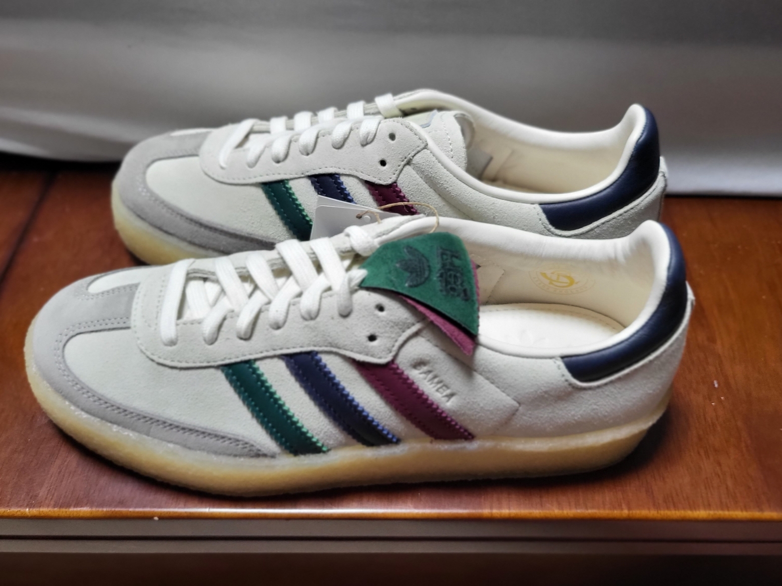 Adidas x Clarks x Ronnie Fieg 8th Street Samba Chalk White Collegiate Green 착용 스타일 - 1