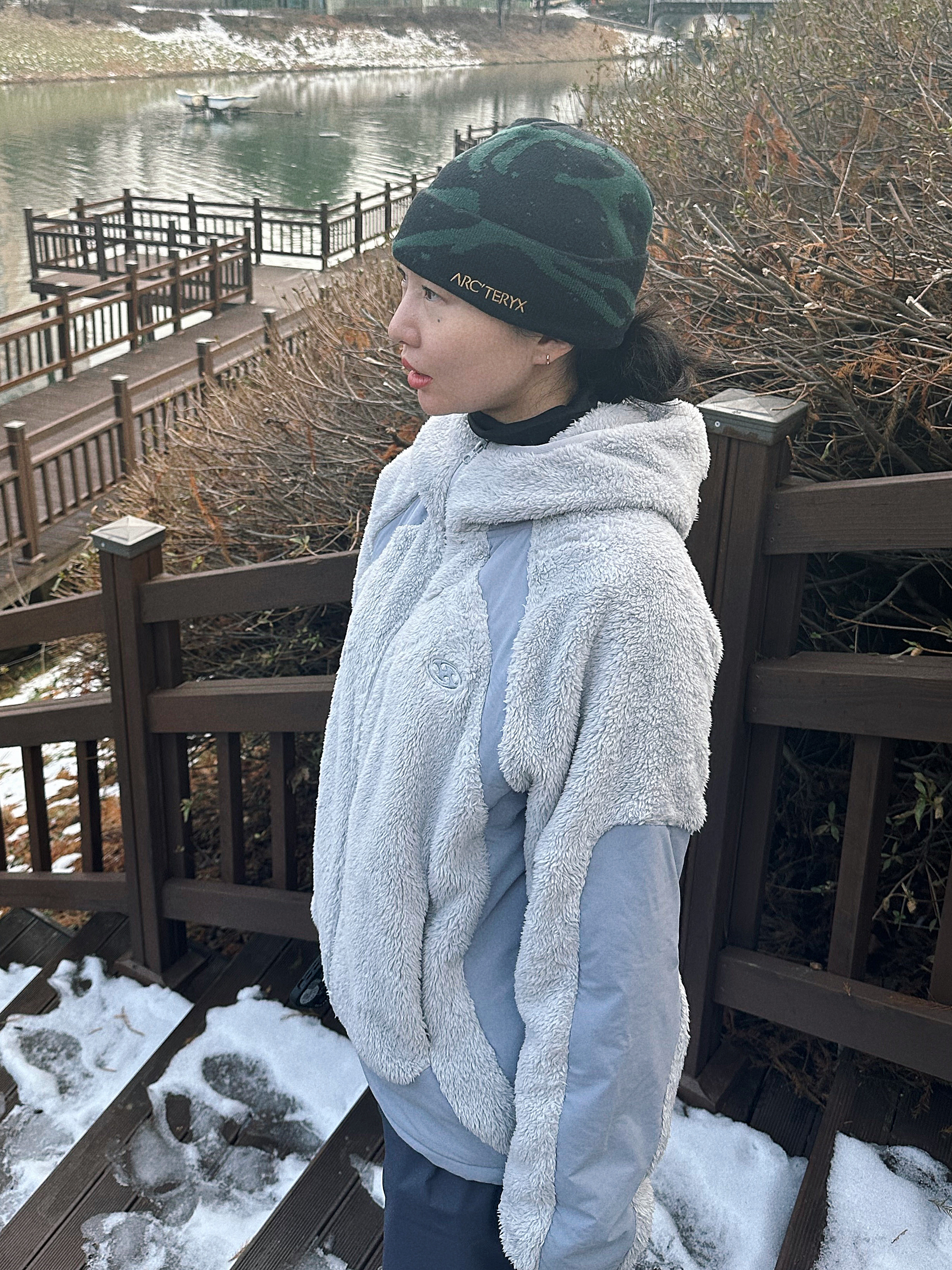 Arc'teryx Grotto Toque Dark Magic, Sansan Gear Fleece Hooded Jacket Light Grey - 23FW 착용 스타일