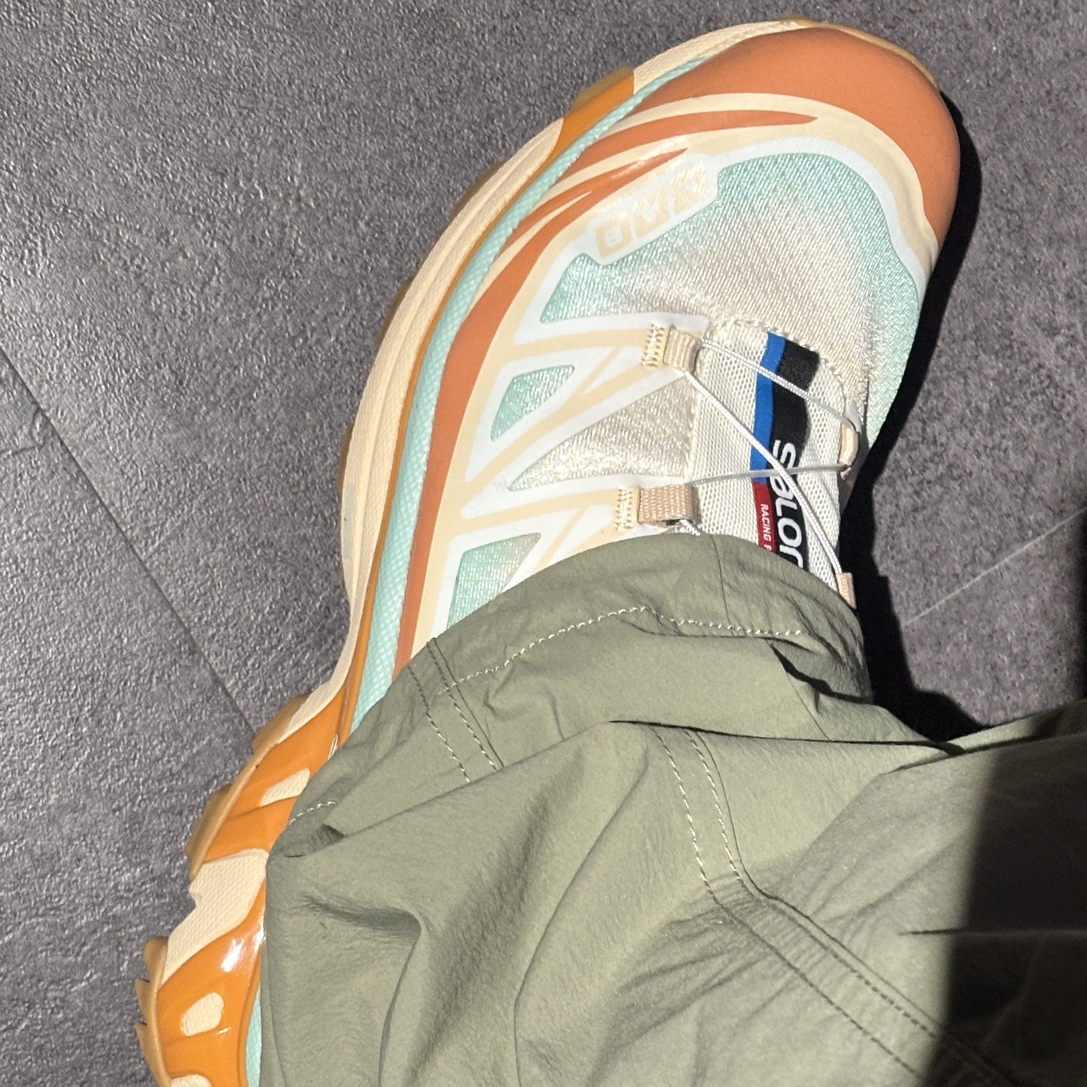 Salomon XT-6 Skyline Vanilla Ice Sun Baked 착용 스타일 - 4
