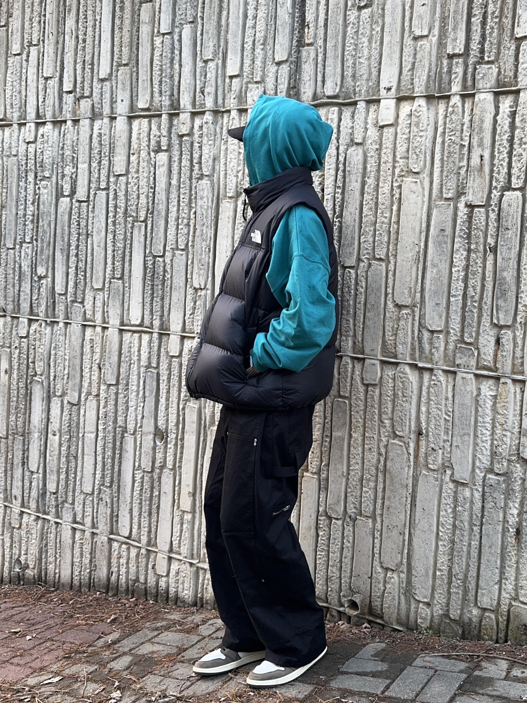 The North Face 1996 Retro Nuptse Vest Black, Jordan 1 x Travis Scott Retro High OG SP Mocha 착용 스타일 - 4