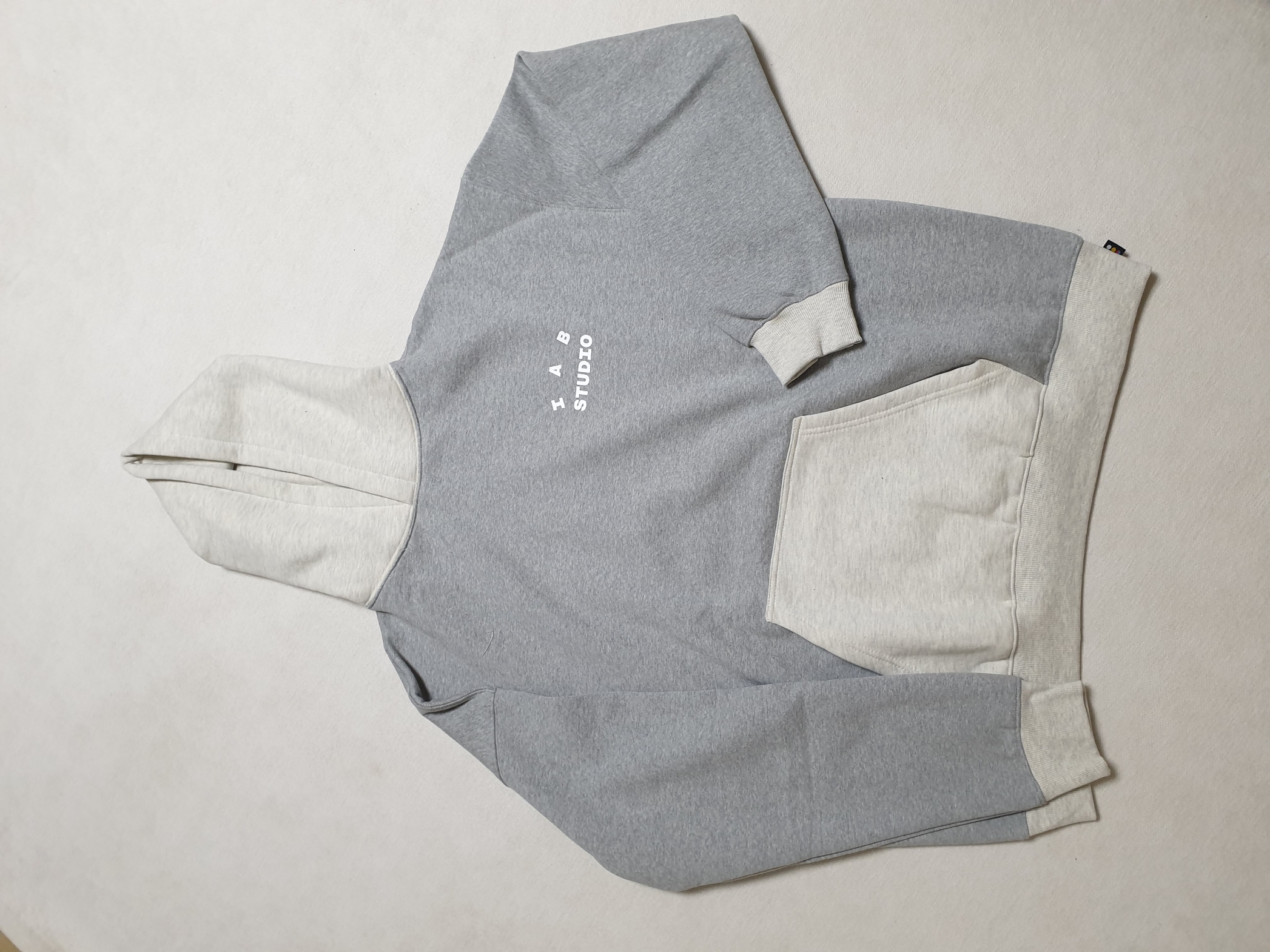 IAB Studio Hoodie Dual Gray 착용 스타일