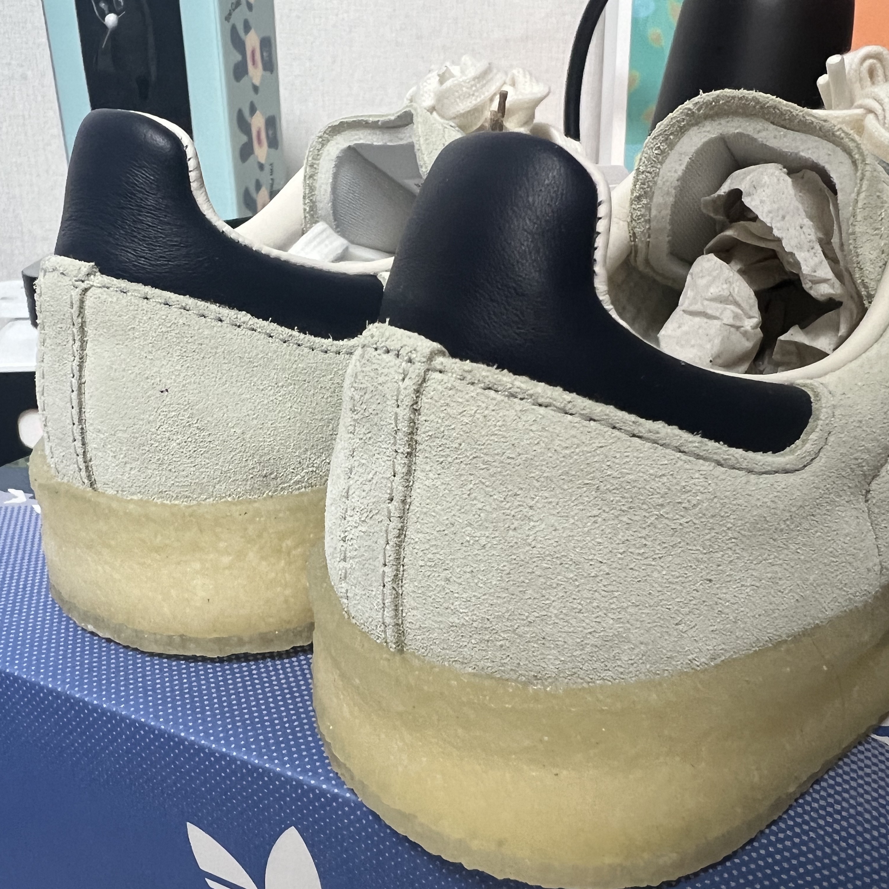 Adidas x Clarks x Ronnie Fieg 8th Street Samba Chalk White Collegiate Green 착용 스타일 - 4