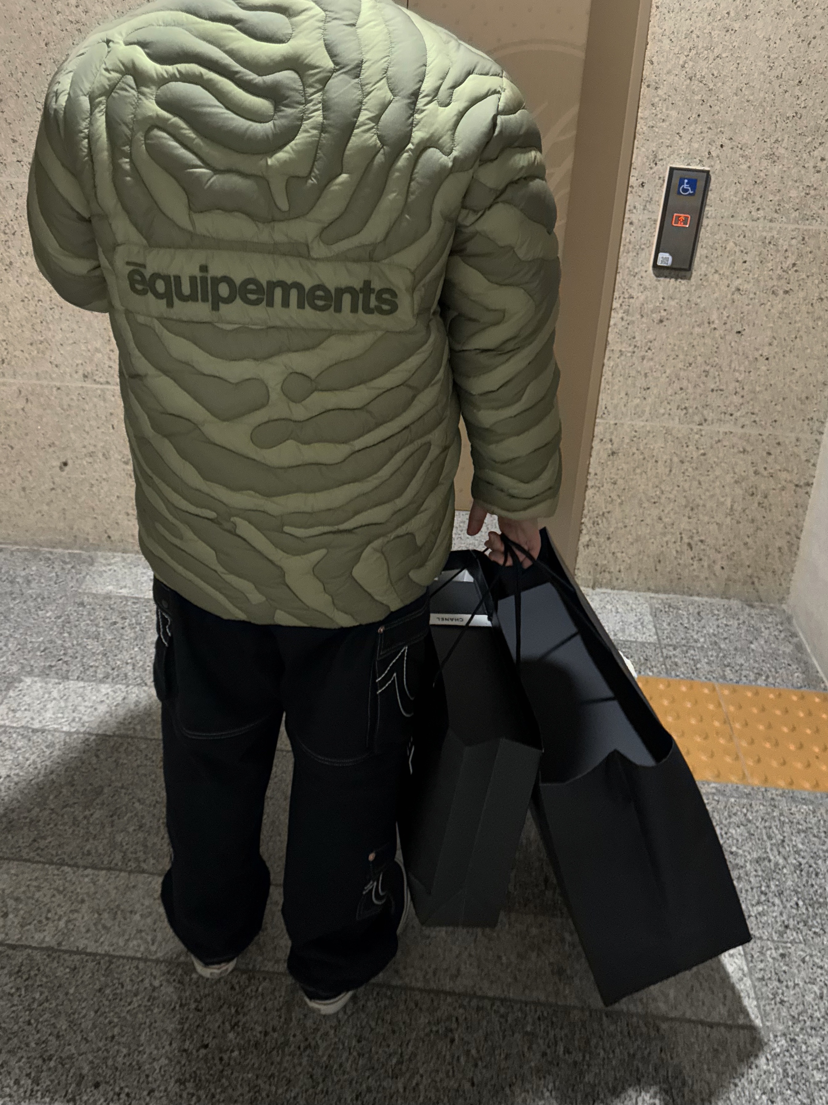 Moncler x Salehe Bembury Peano Short Down Jacket Green, True Religion x Fetch Sweat Separate Cargo Pants Black 착용 스타일 - 2