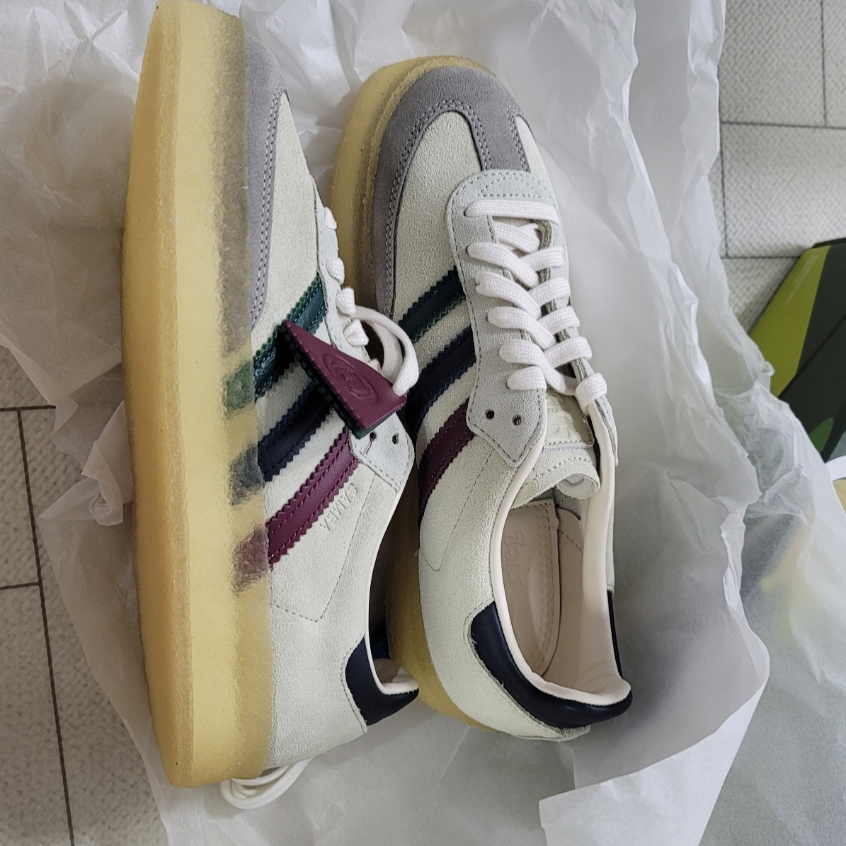 Adidas x Clarks x Ronnie Fieg 8th Street Samba Chalk White Collegiate Green 착용 스타일 - 2