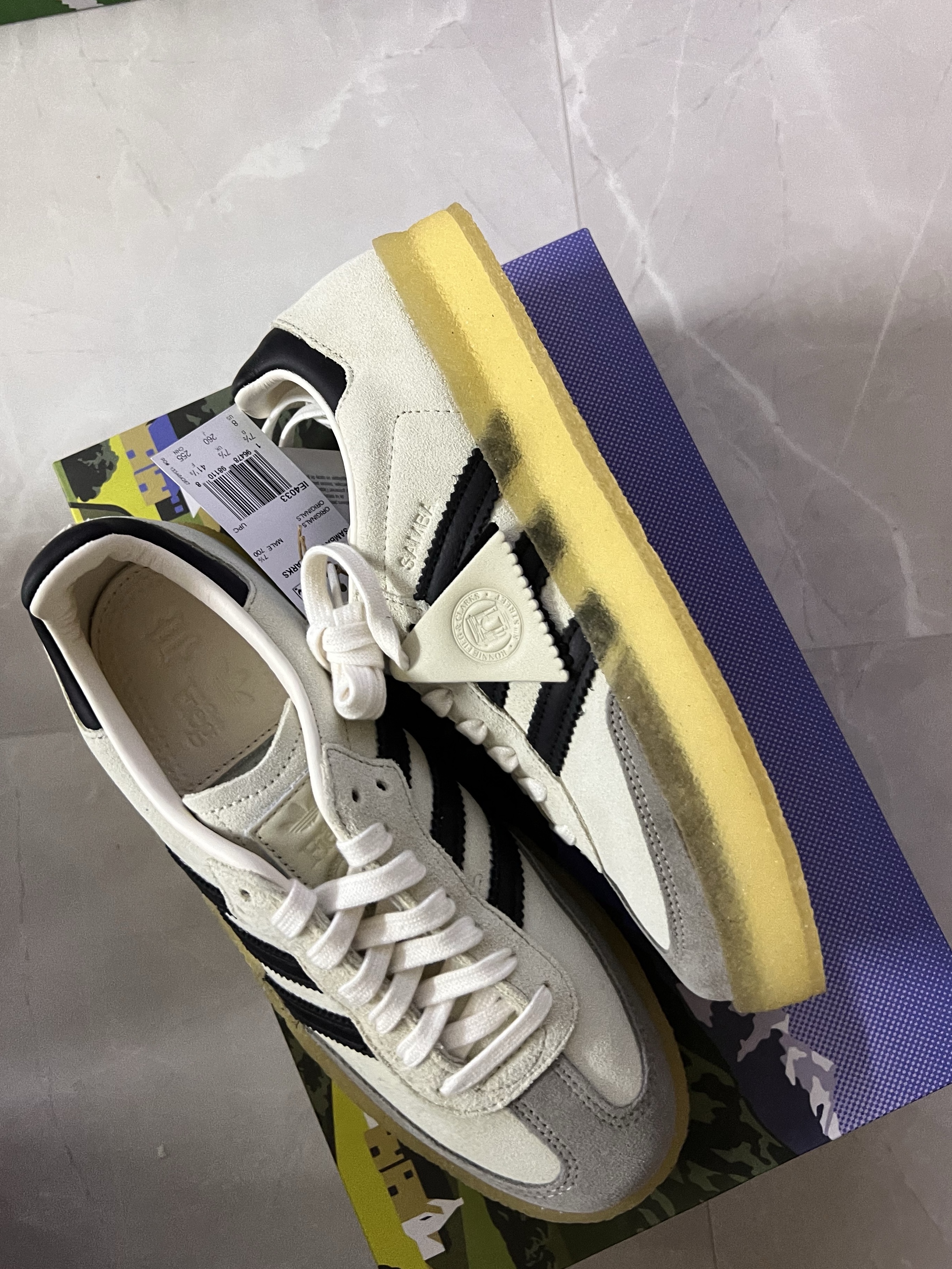 Adidas x Clarks x Ronnie Fieg 8th Street Samba Chalk White Core Black 착용 스타일